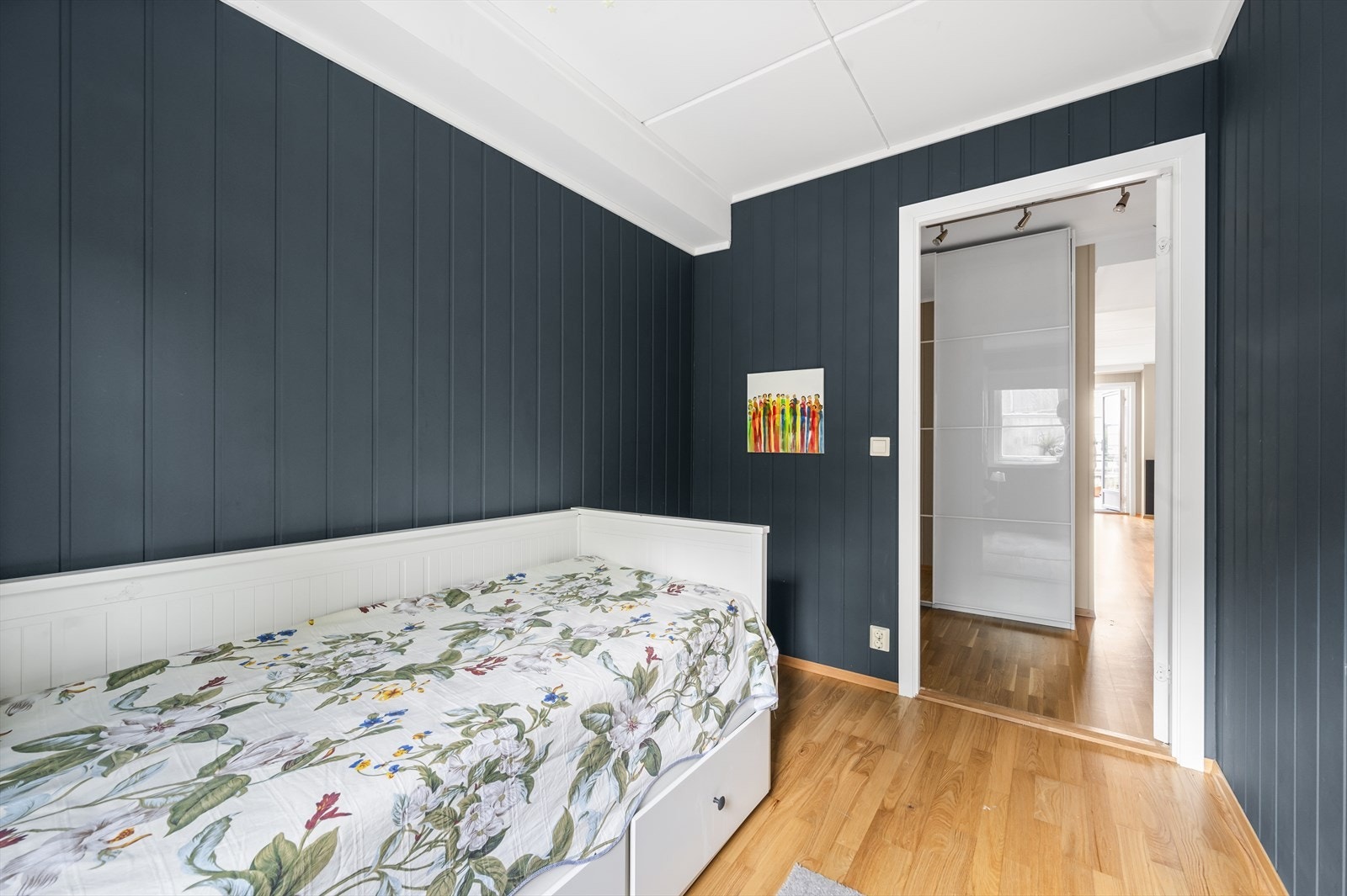 Rommet er malt i en mørkere farge som innbyr til avslapning. Galleribilde