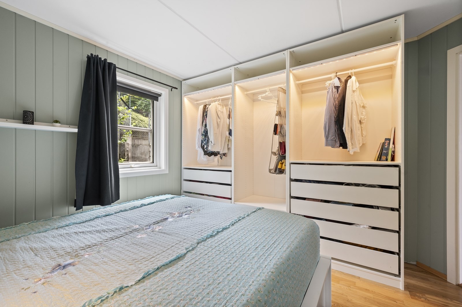 Ikea garderobeskap med god plass til oppbevaring av klær og andre personlige eiendeler. Galleribilde