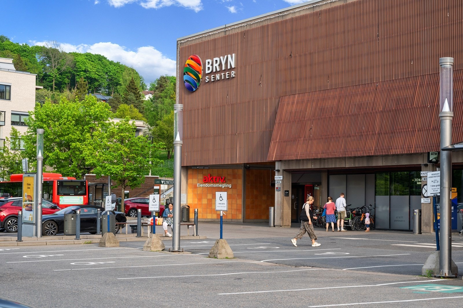 Nærmeste senter er Bryn senter med alt av nødvendige servicetilbud. Galleribilde