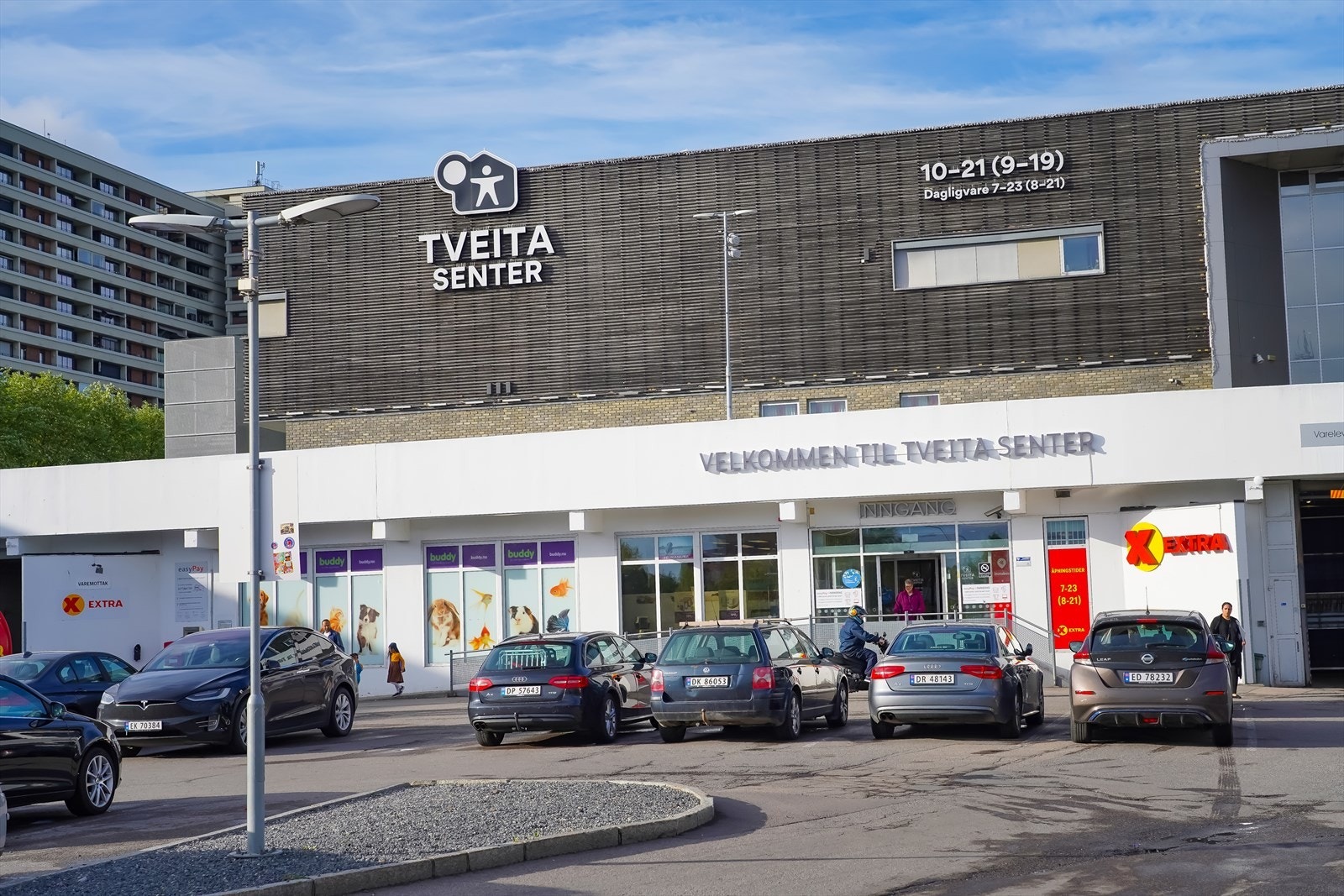Ikke langt unna finner man også Tveita-, Oppsal- og Manglerud senter med blant annet vinmonopol, apotek, klesforretninger og dagligvare butikker. Galleribilde