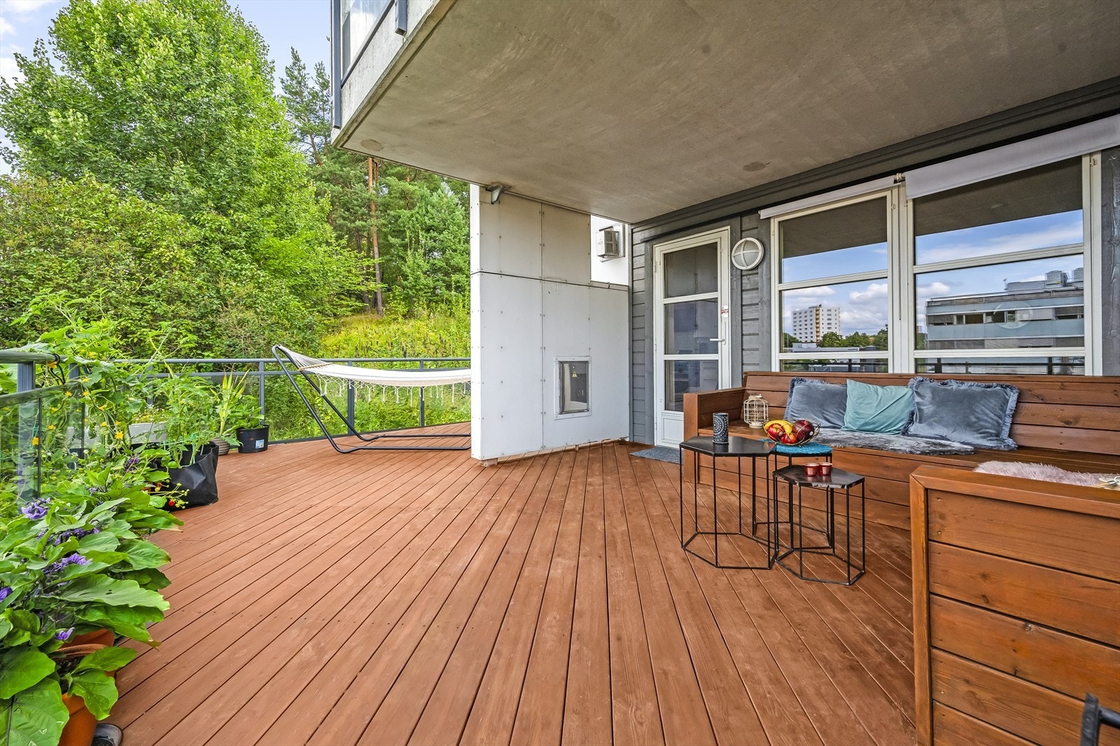 Den herlige nordvestvendte terrassen på 28 kvm har god plass til flere sosiale soner. Galleribilde