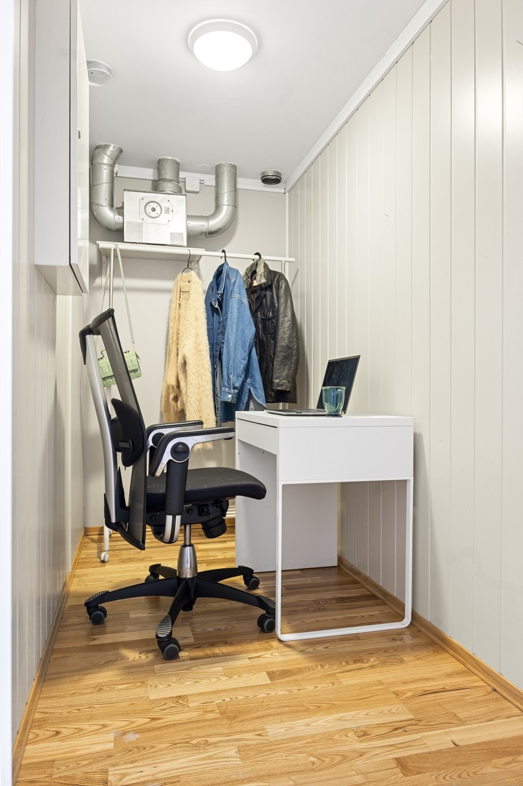 Boden blir benyttet som hjemmekontor, men fungerer også fint som f.eks. walk-in closet. Galleribilde