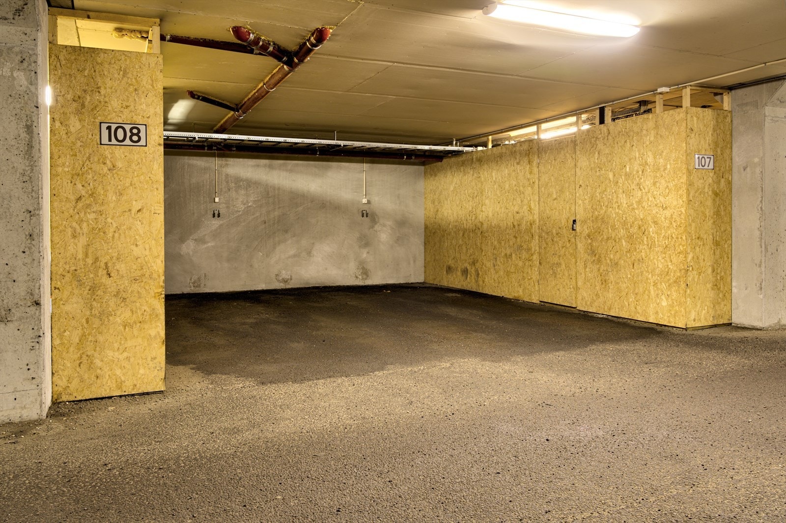 Medfølgende biloppstillingsplass i lukket garasjeanlegg. Nåværende eier har ettermontert ladepunkt for elbil Galleribilde