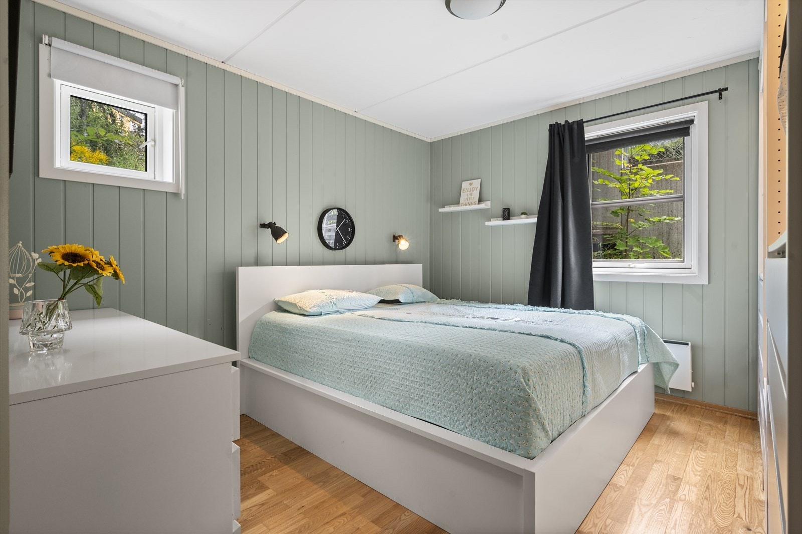 Romslig soverom med god plass til dobbeltseng og nattbord. Galleribilde