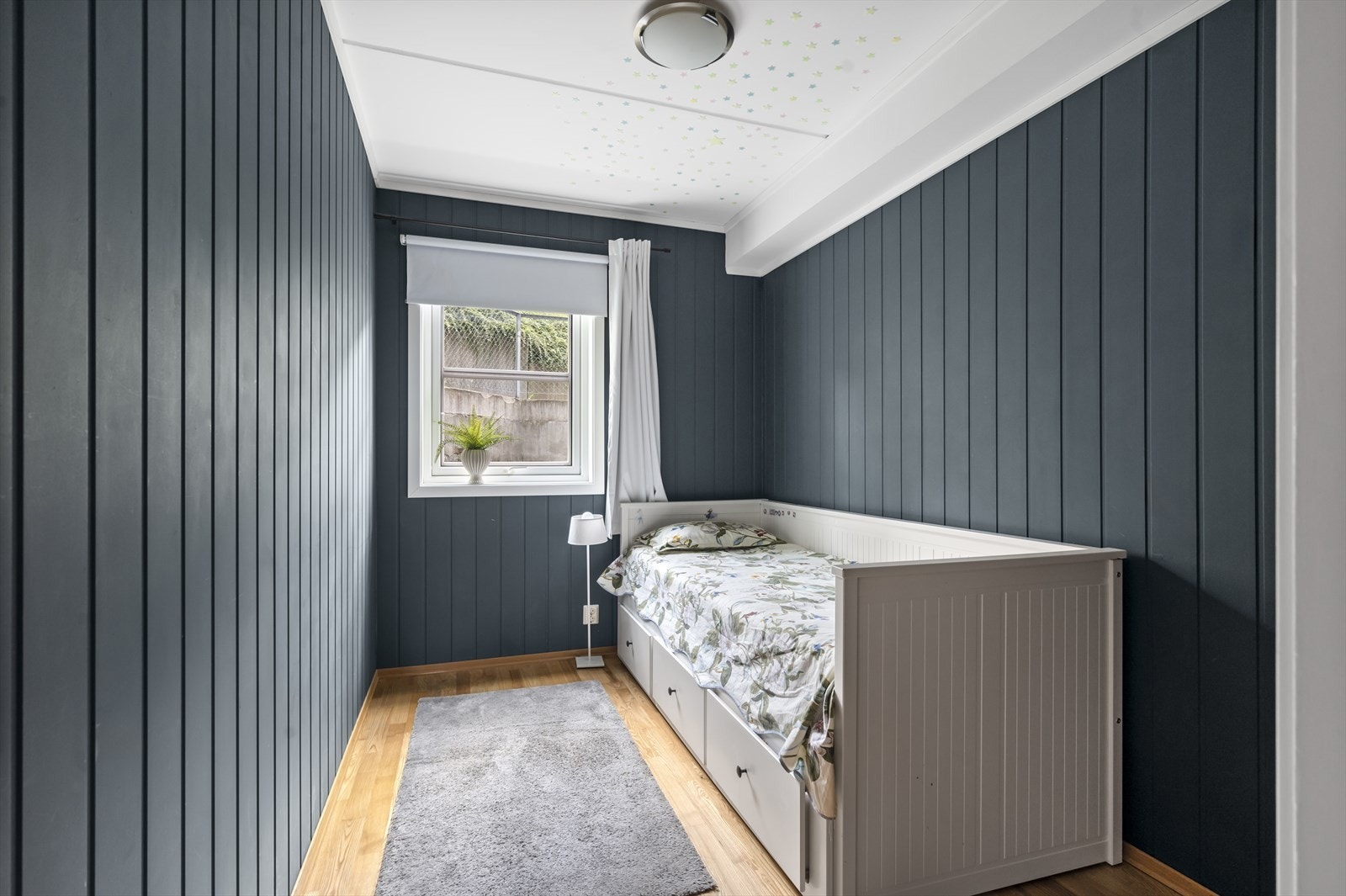 Soverom 2 egner seg perfekt til barnerom, gjesterom eller hjemmekontor. Galleribilde