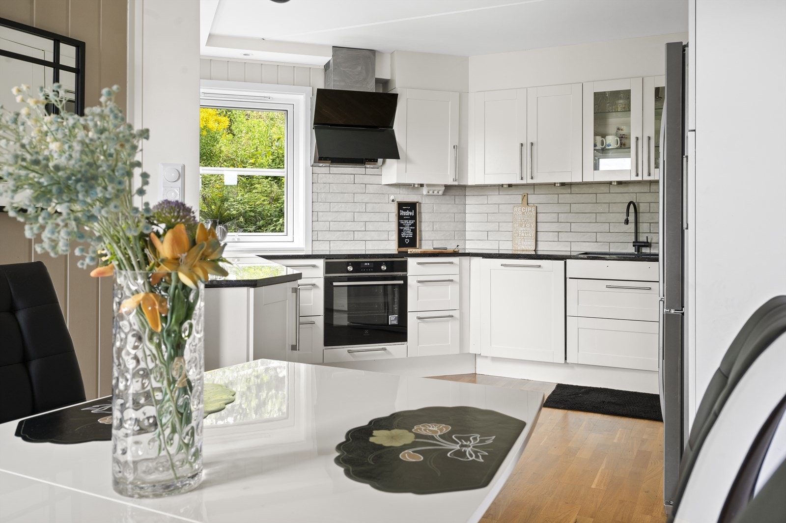 Flott kjøkken fra HTH med profilerte fronter. Galleribilde