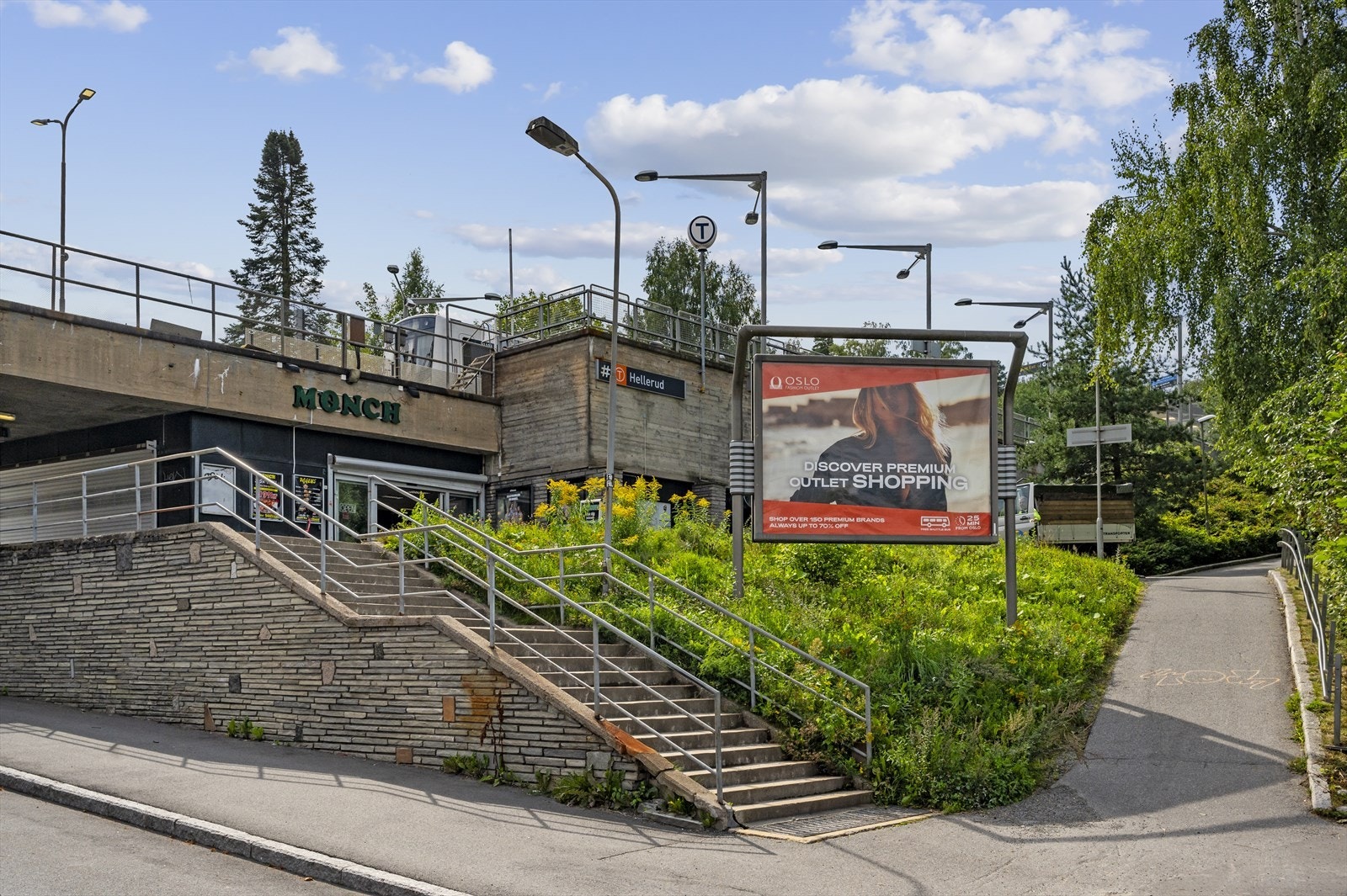 Kort vei til t-bane og tog med hhv. 12 og 5 minutters reisetid til sentrum. Galleribilde