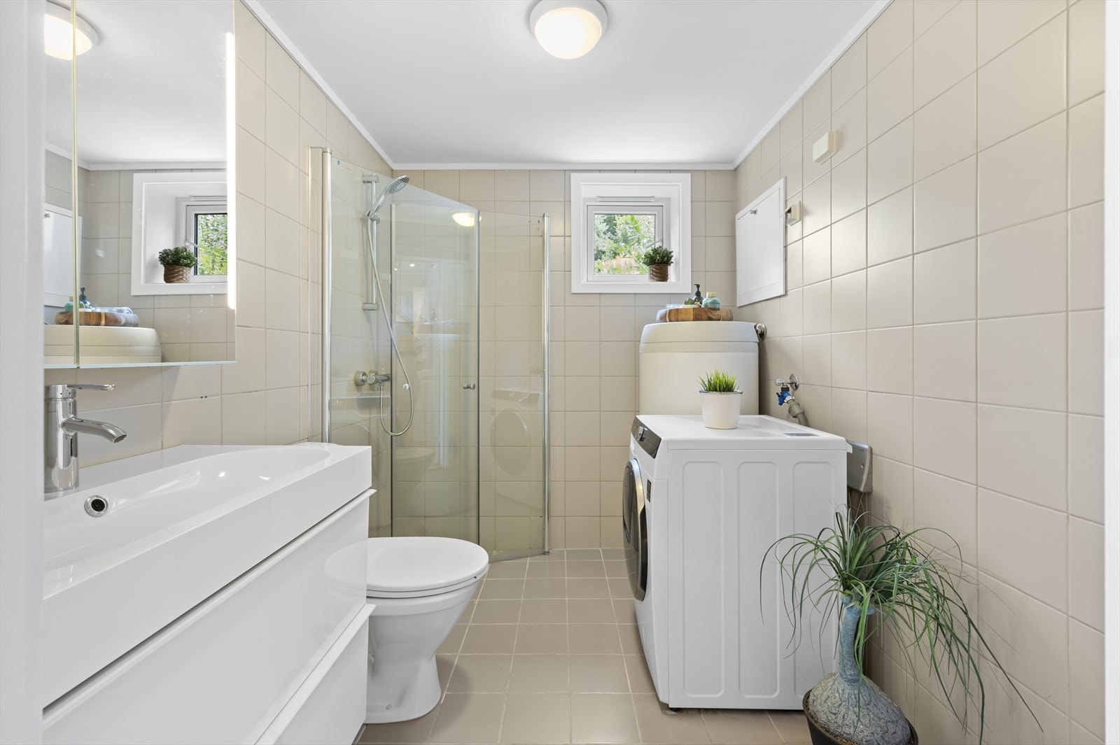 Fint bad med fliser på gulv og vegger, samt elektrisk gulvvarme. Galleribilde