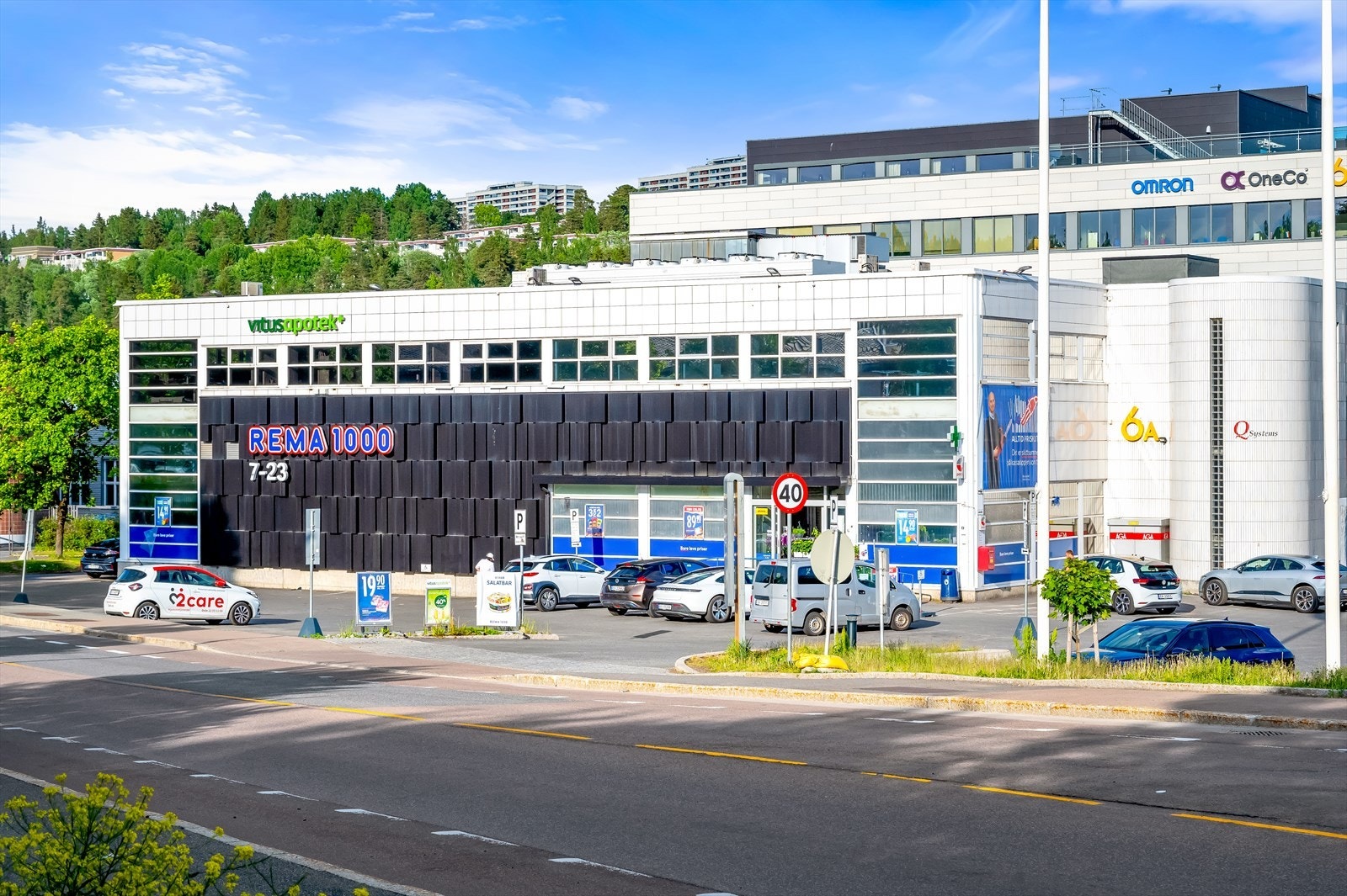 Dagligvarehandelen kan man gjøre på blant annet Rema 1000 Bryn kun 7 minutters gange fra leiligheten. Galleribilde