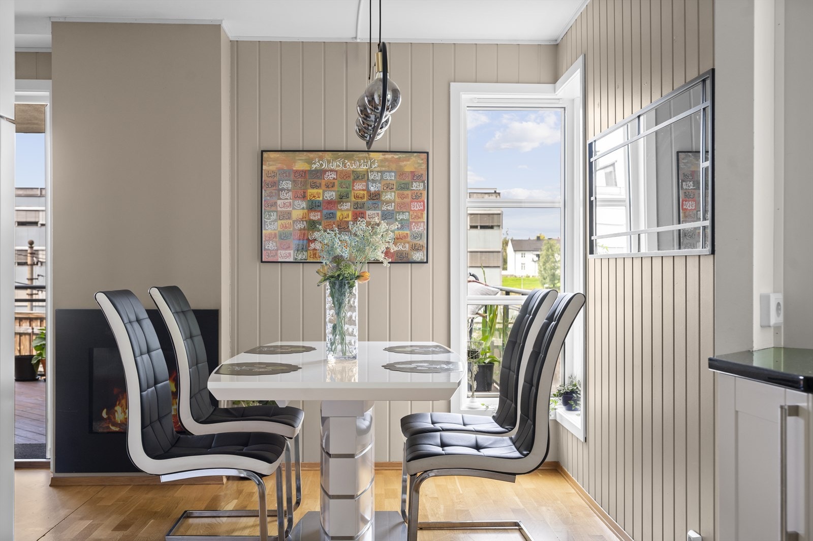 Boligen har elektrisk oppvarming og gasspeis sentralt plassert i stuen. Galleribilde