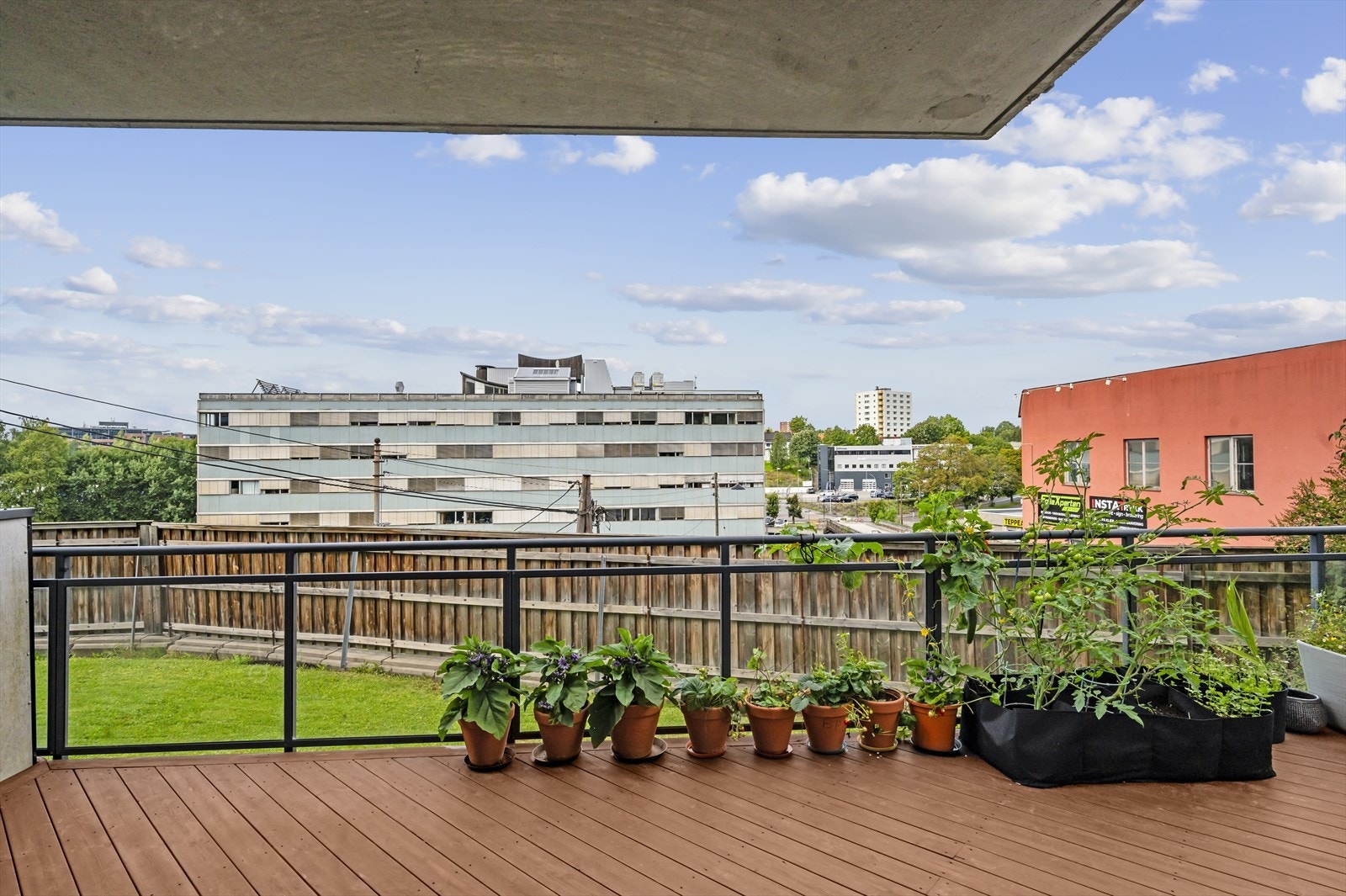 Terrassen er delvis overbygget og derfor skjermet mot dårlig vær. Galleribilde