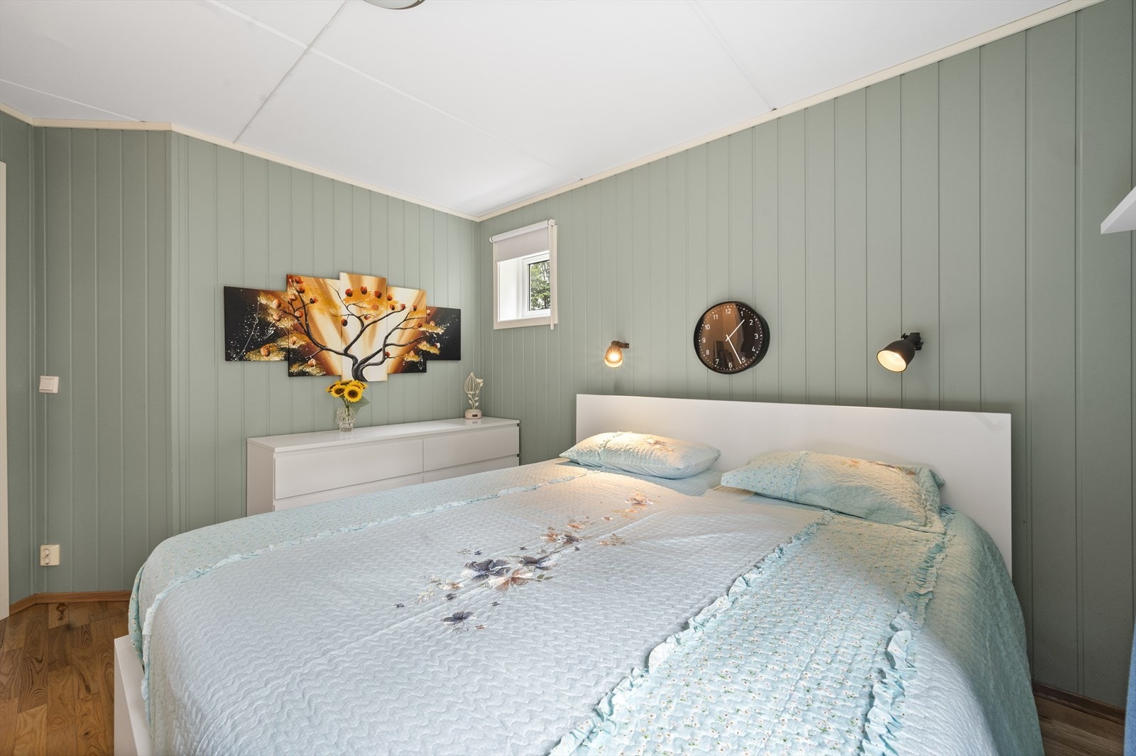 Malt panel på vegger og tre-stavs parkett på gulv. Galleribilde