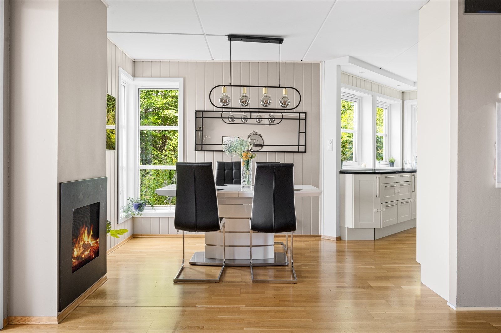 God plass til spisestue med kjøkken adskilt fra stue. Galleribilde