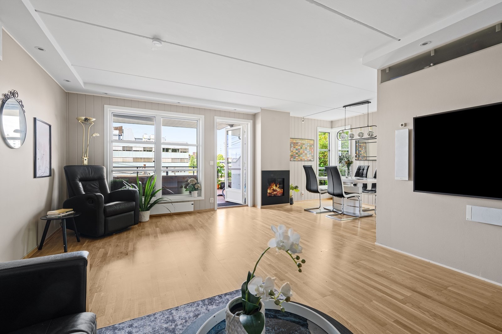 Boligen har en luftig og romslig stue med god plass til sofa, spisebord og annet ønsket møblement. Galleribilde