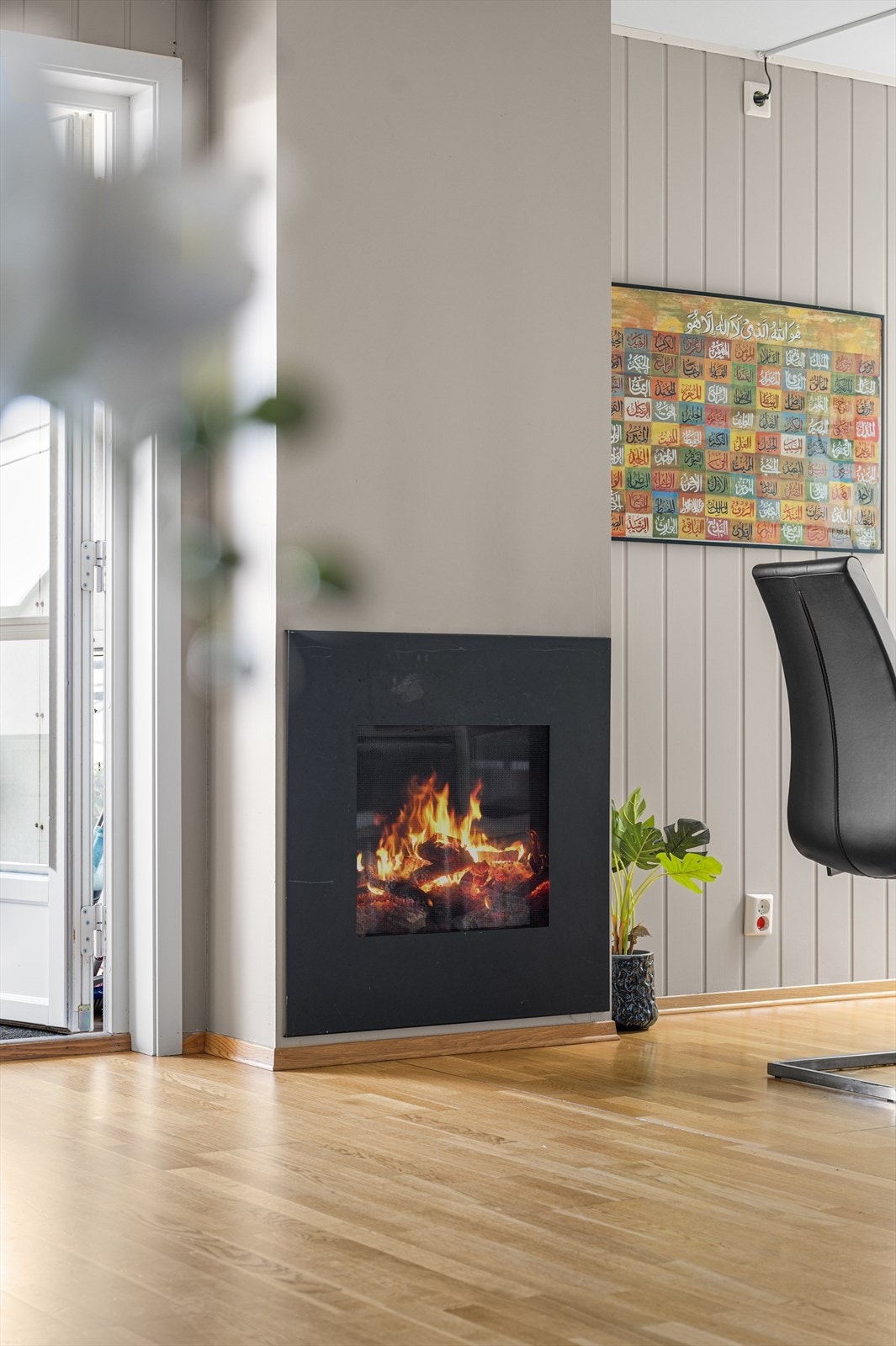 I stuen er det en peis som varmer godt på kalde vinterkvelder. Galleribilde