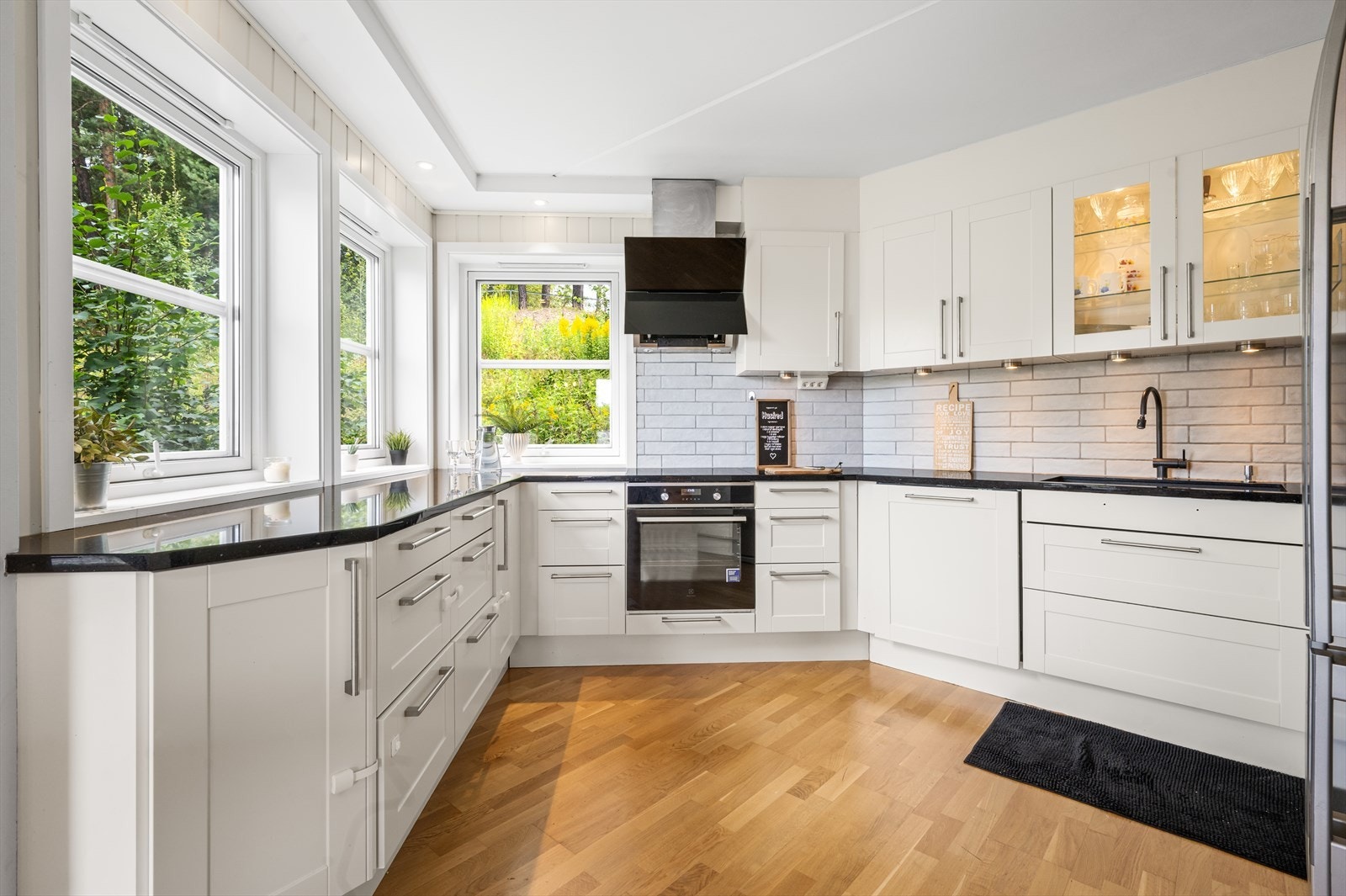 Slitesterk benkeplate av stein med nedfelt vaskekum, og svært generøse flater som gjør matlagningen enkel. Galleribilde