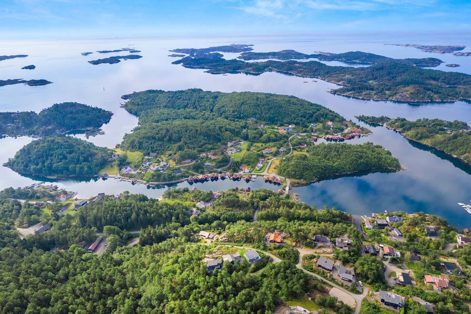 Nærhet til Mandals flott skjærgård. Minutter til Tregde Marina hvor det er sesongåpen butikk og restaurant. Galleribilde