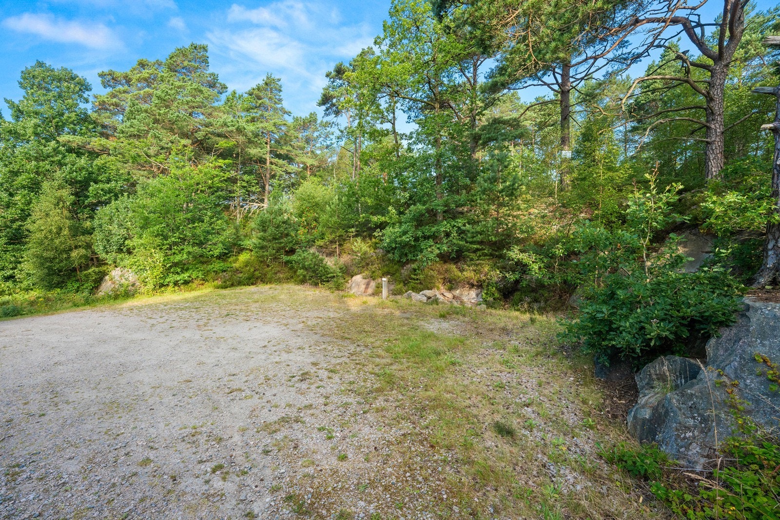 Felles parkeringsplass på nedsiden av tomten. Galleribilde