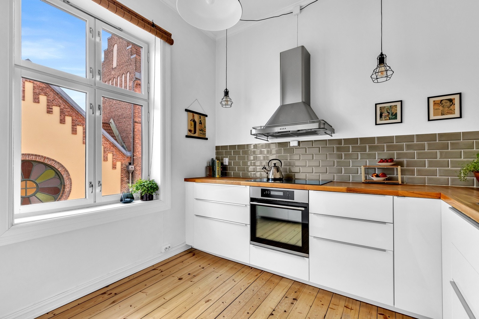Kjøkkenventilator med kullfilter fra 2016. Integrert i innredningen har du stekeovn, nedfelt 80 cm induksjonstopp og oppvaskmaskin. Galleribilde