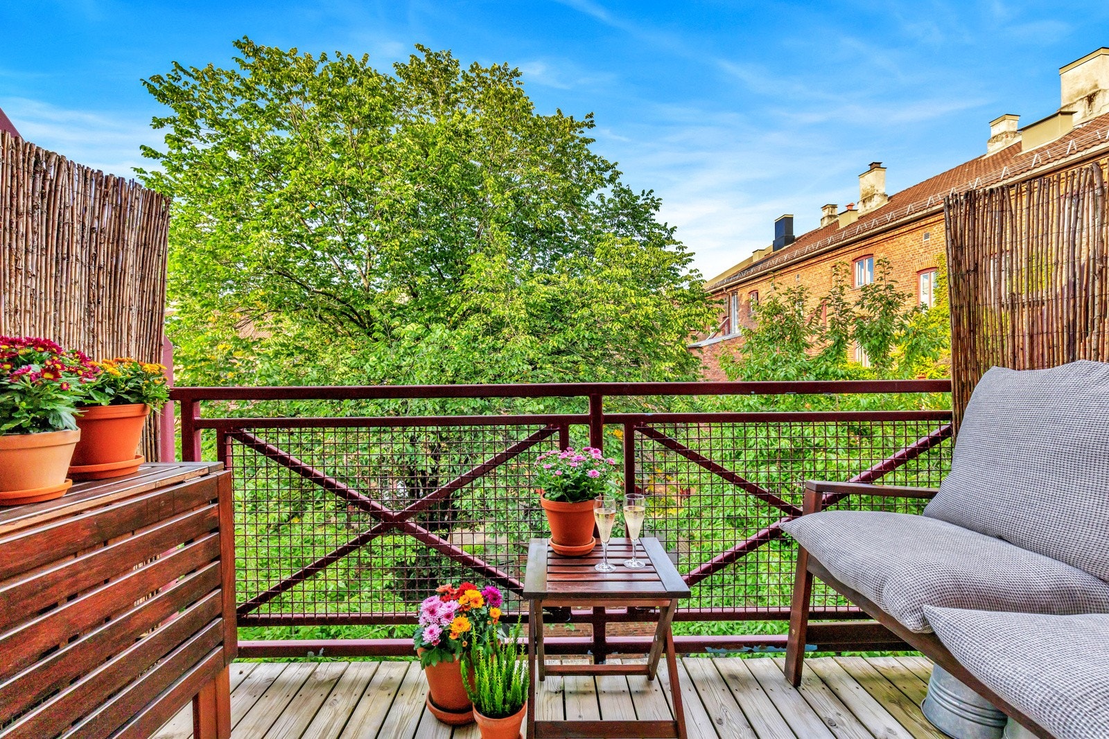 Balkong mot pent opparbeidet felles bakgård. Galleribilde