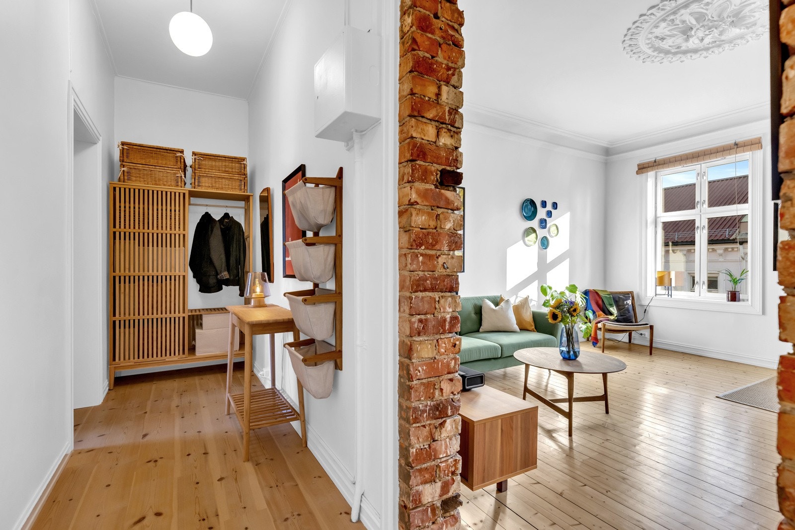 God plass til oppbevaring i gangen. Furuparkett i gang og soverom. Gulvene ble avrettet i 2016. Galleribilde