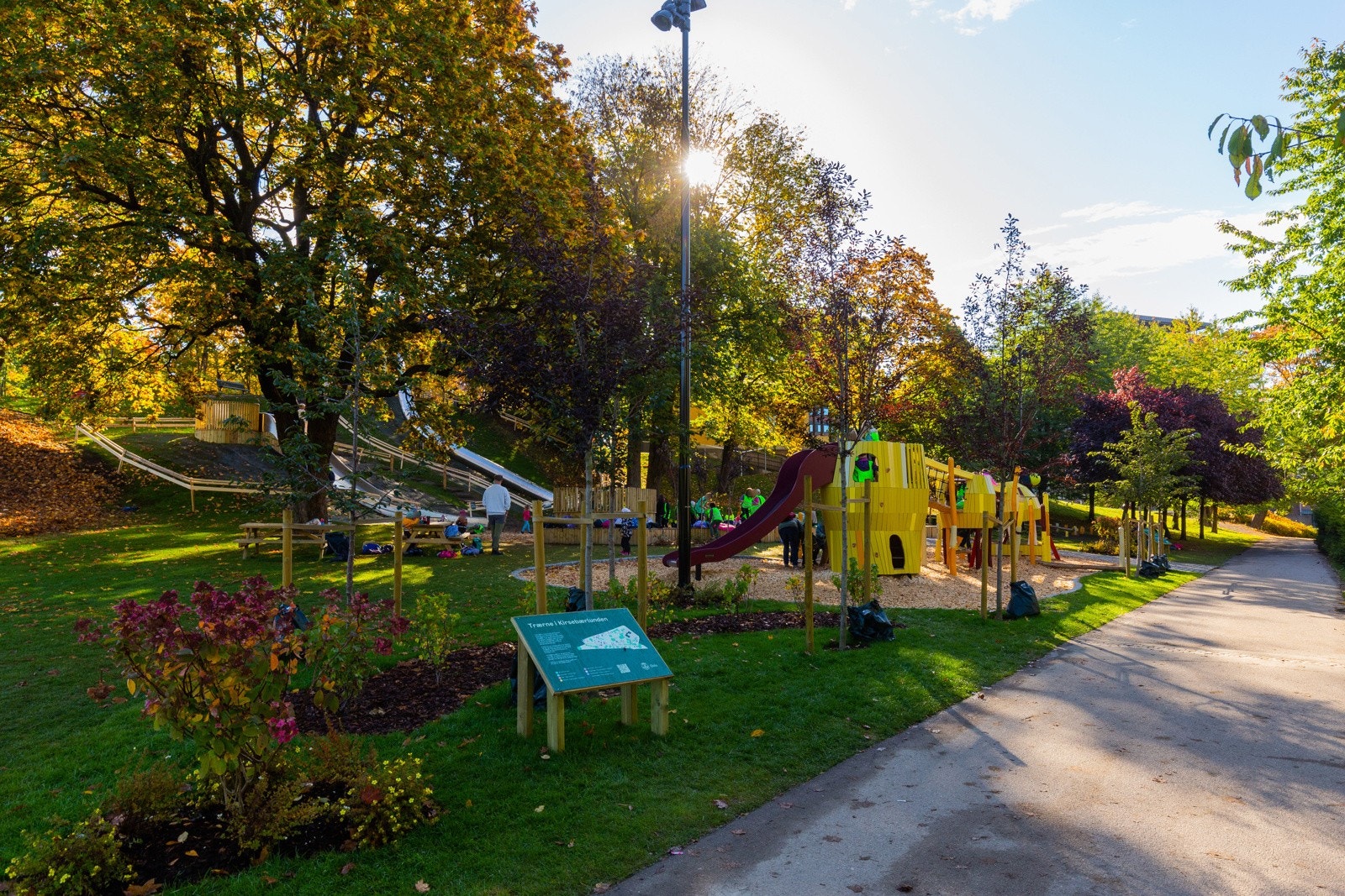 Nærområdet - Kirsebærlunden lekeplass like nedenfor Tøyenparken. Galleribilde