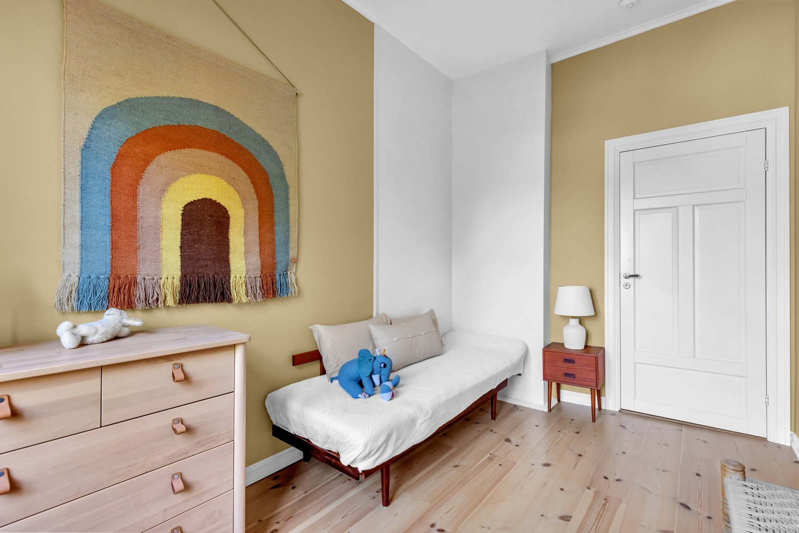 Adskilte soverom og massive tredører gjør det enkelt å trekke seg tilbake for en god natt søvn. Galleribilde