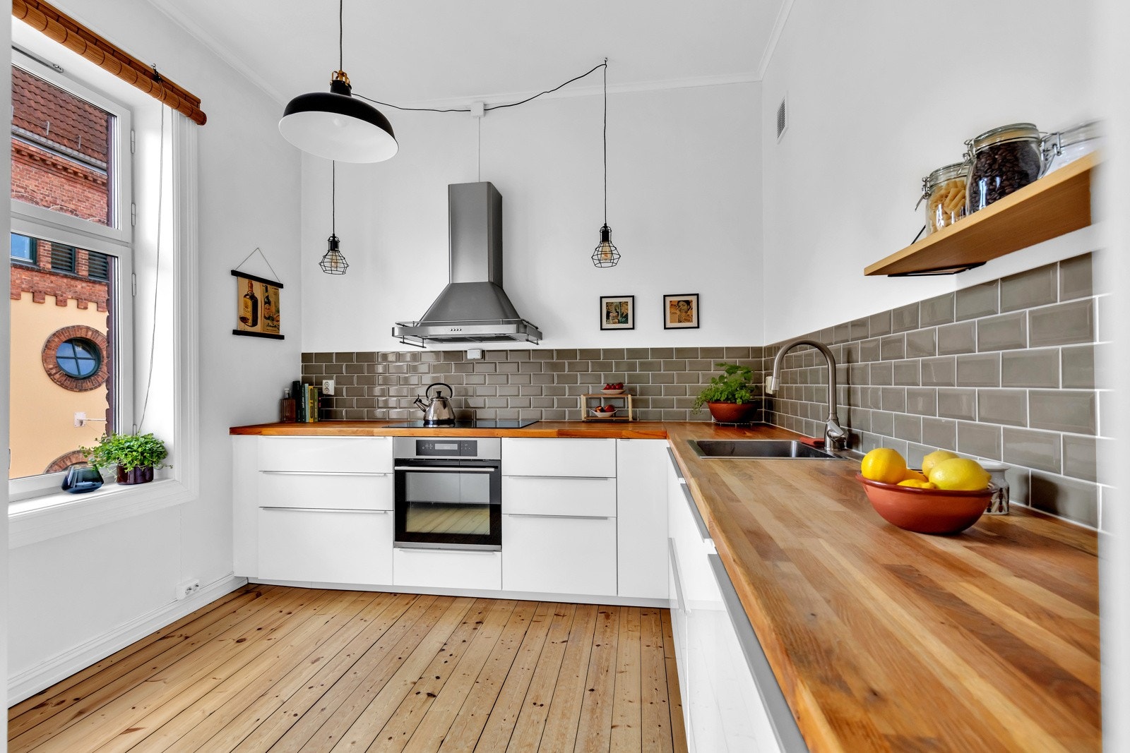 IKEA kjøkkeninnredning fra 2016 med heltre benkeplater. Galleribilde