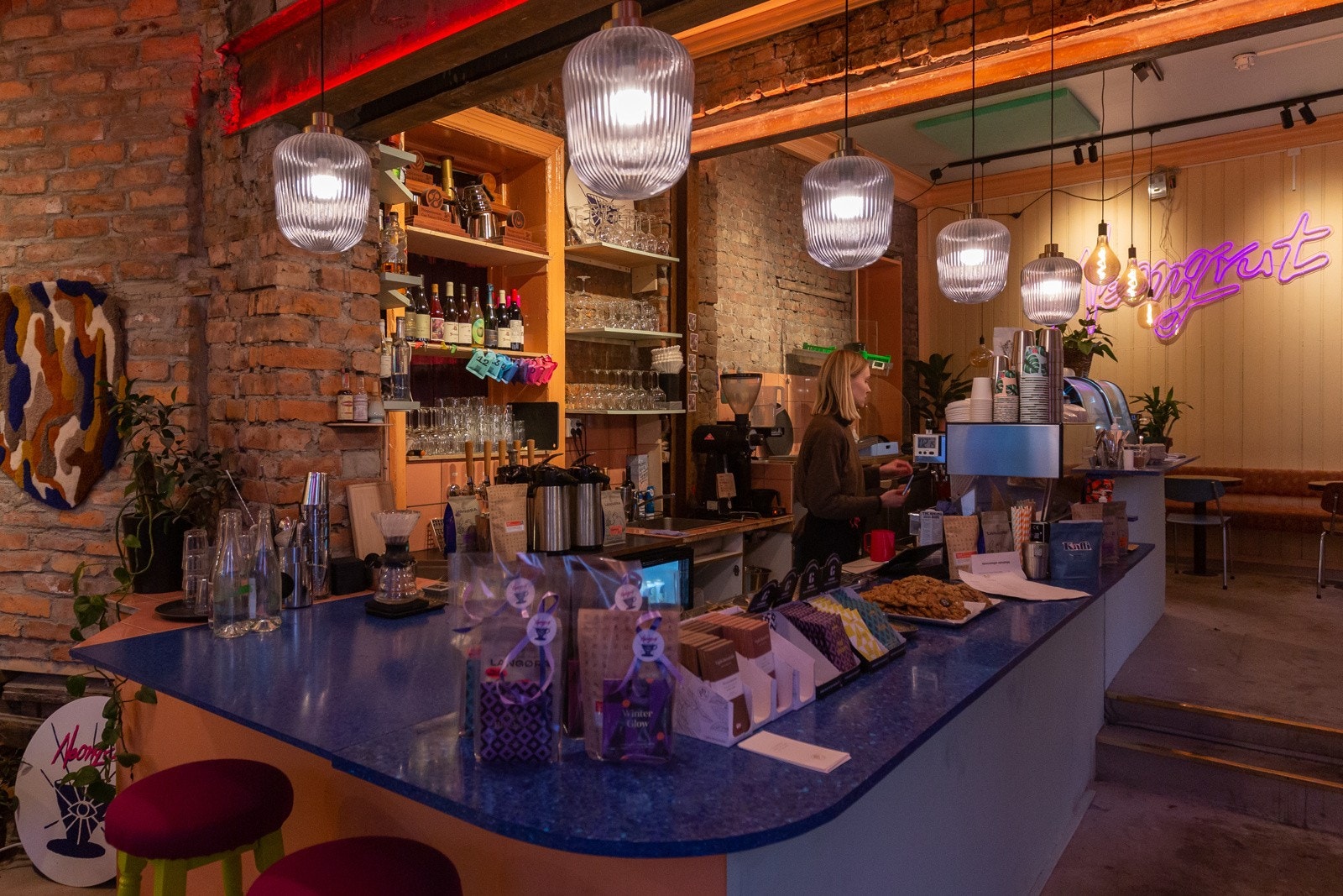 Nærområde - Papegøye kaffebar. Her tilbys i tillegg til speciality coffee, sunne snacks som diverse sandwicher, fruktsalat, forskjellige juicer, smoothies, kaldgrøt, og bakst. Galleribilde