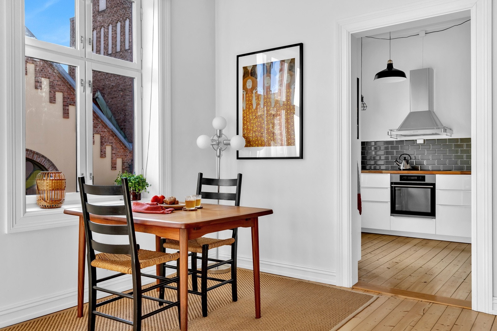 God plass til spisebord i stuen. Bordet kan enkelt utvides og romme flere gjester. Galleribilde