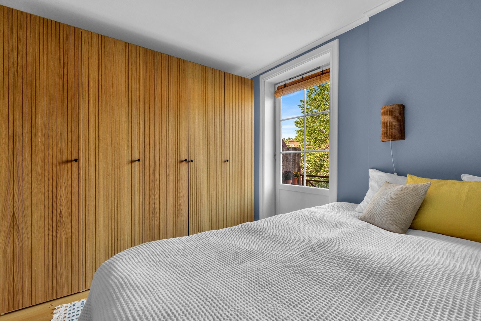 Hovedsoverommet er i dag innredet med 210x210 dobbeltseng og store garderobeskap. Galleribilde
