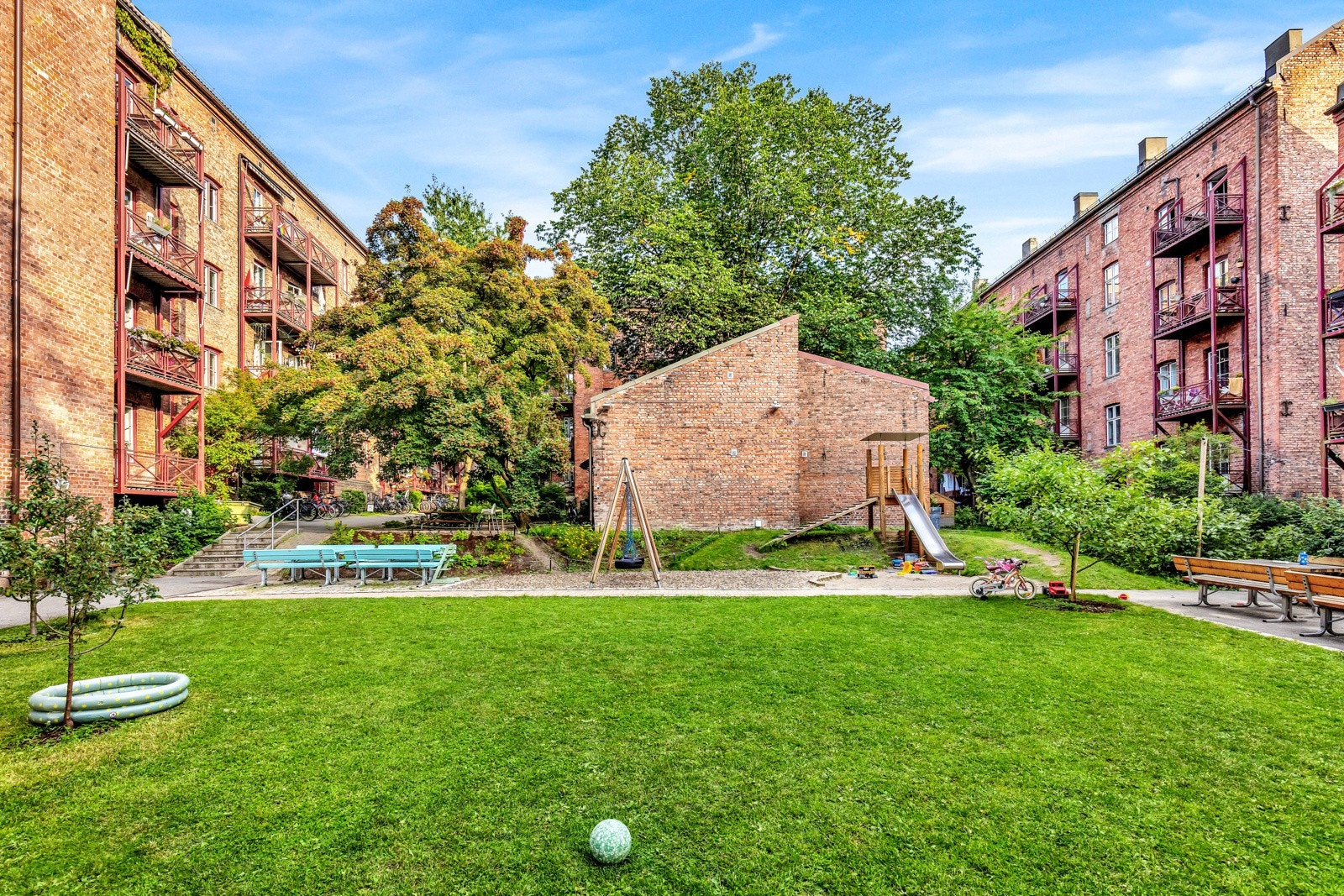 Bakgård med flere trivelige oppholdssoner og gode lekemuligheter for de minste. Galleribilde
