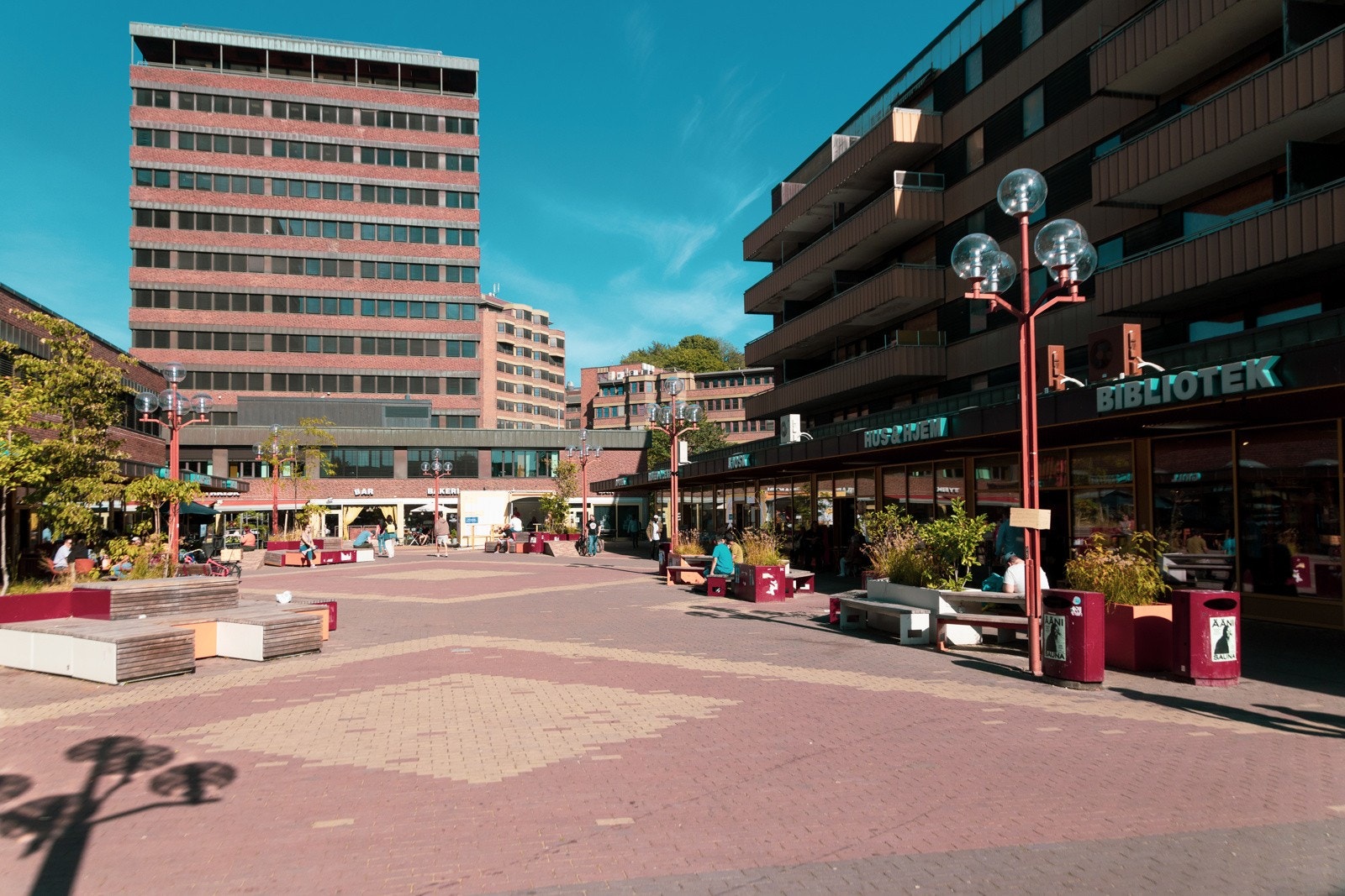 Nærområdet - Tøyen torg har gjennomgått betydelig revitalisering de siste årene og er nå hjem til en rekke kaféer, restauranter, butikker og kulturtilbud. Galleribilde