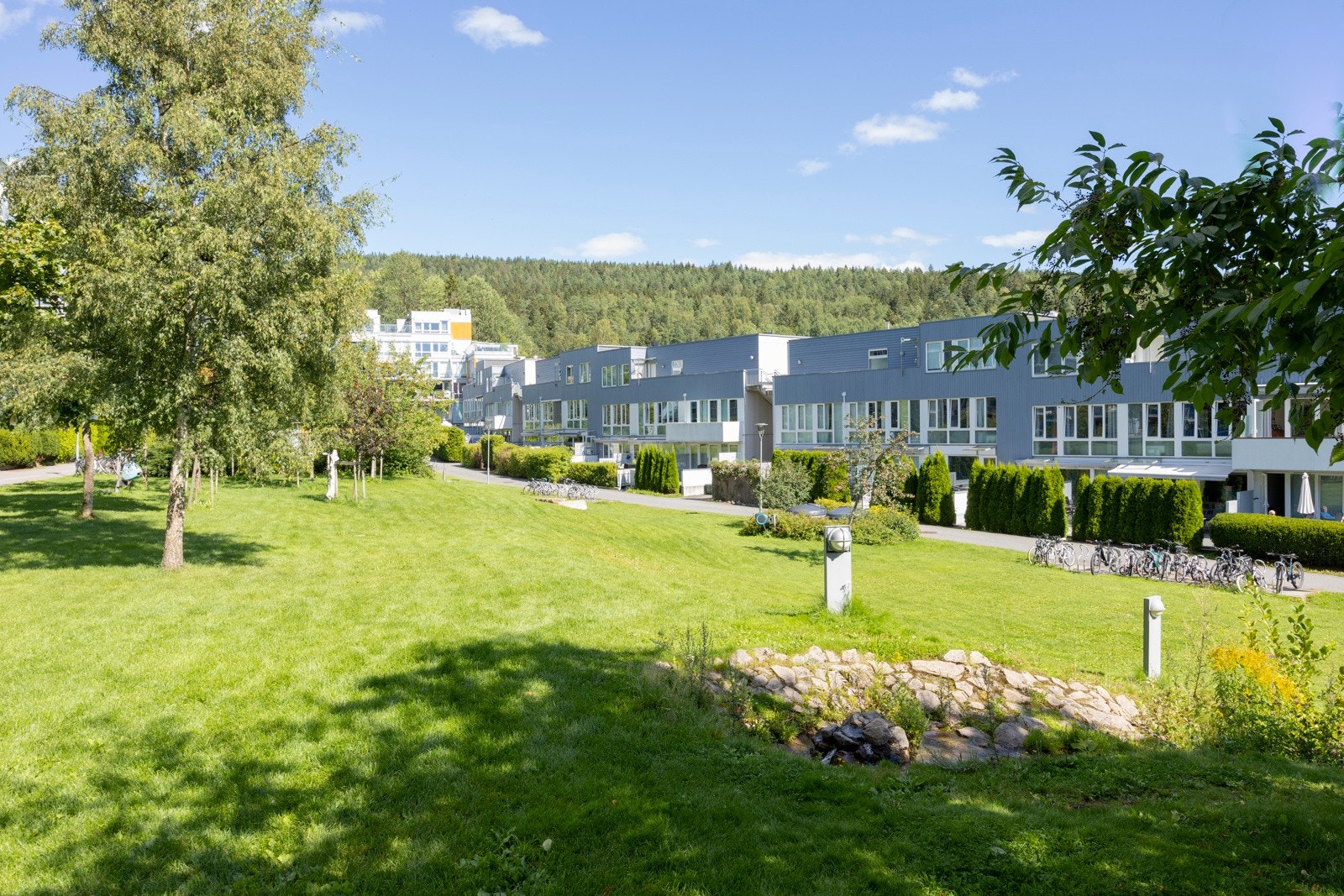 Sameiet er svært veldrevet og har store fellesarealer som er flott opparbeidet med sittegrupper, sykkelparkering og lekeplass Galleribilde