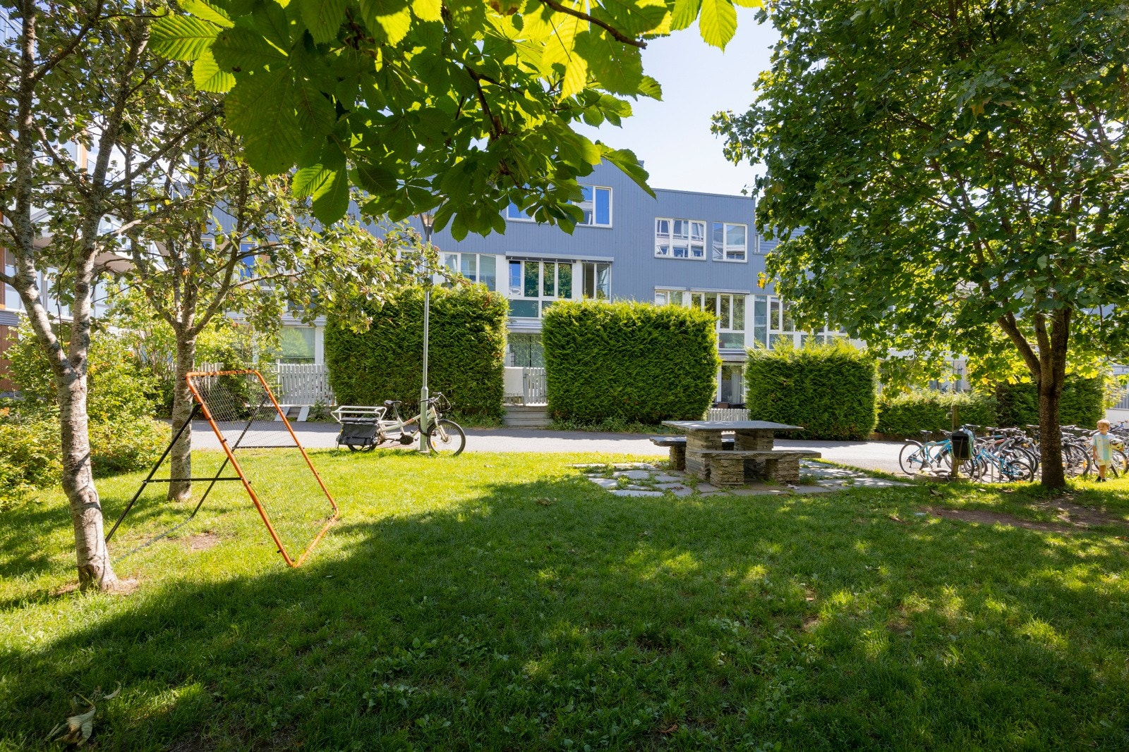 Det er kort vei til busstopp med nattbuss fra leiligheten Galleribilde
