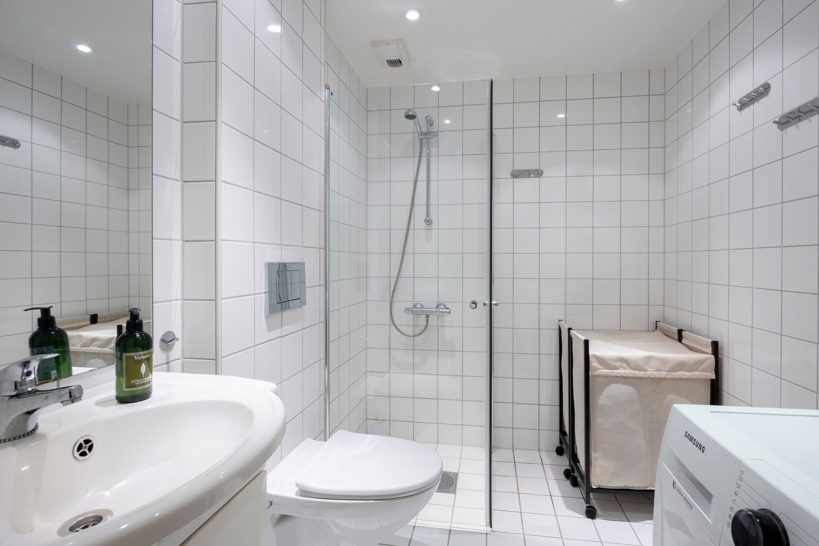 Her er det montert innfellbare dusjdører som lar deg utnytte all plassen på badet Galleribilde
