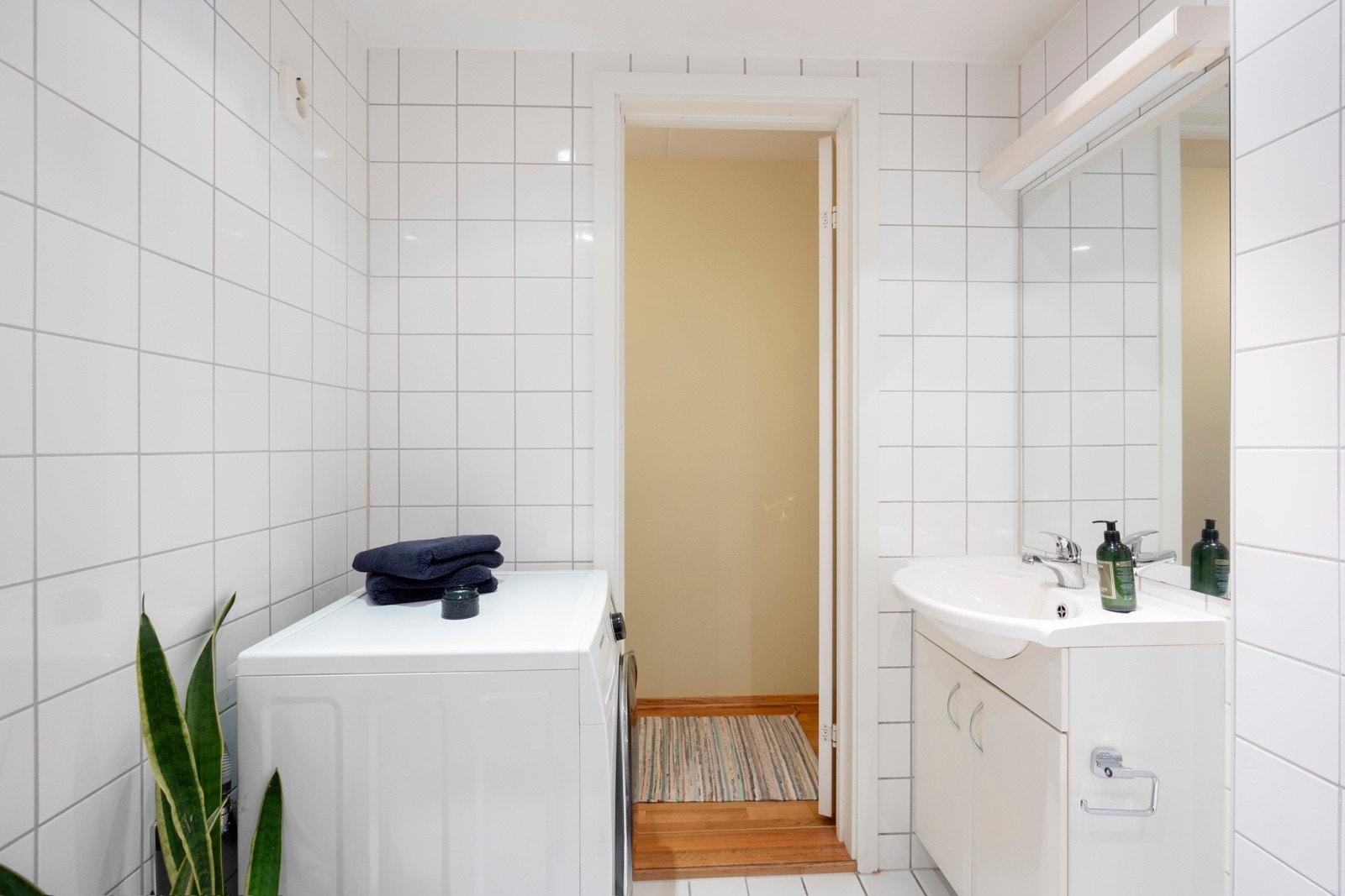 Det er også varme i gulvet og oppkobling for vaskemaskin Galleribilde