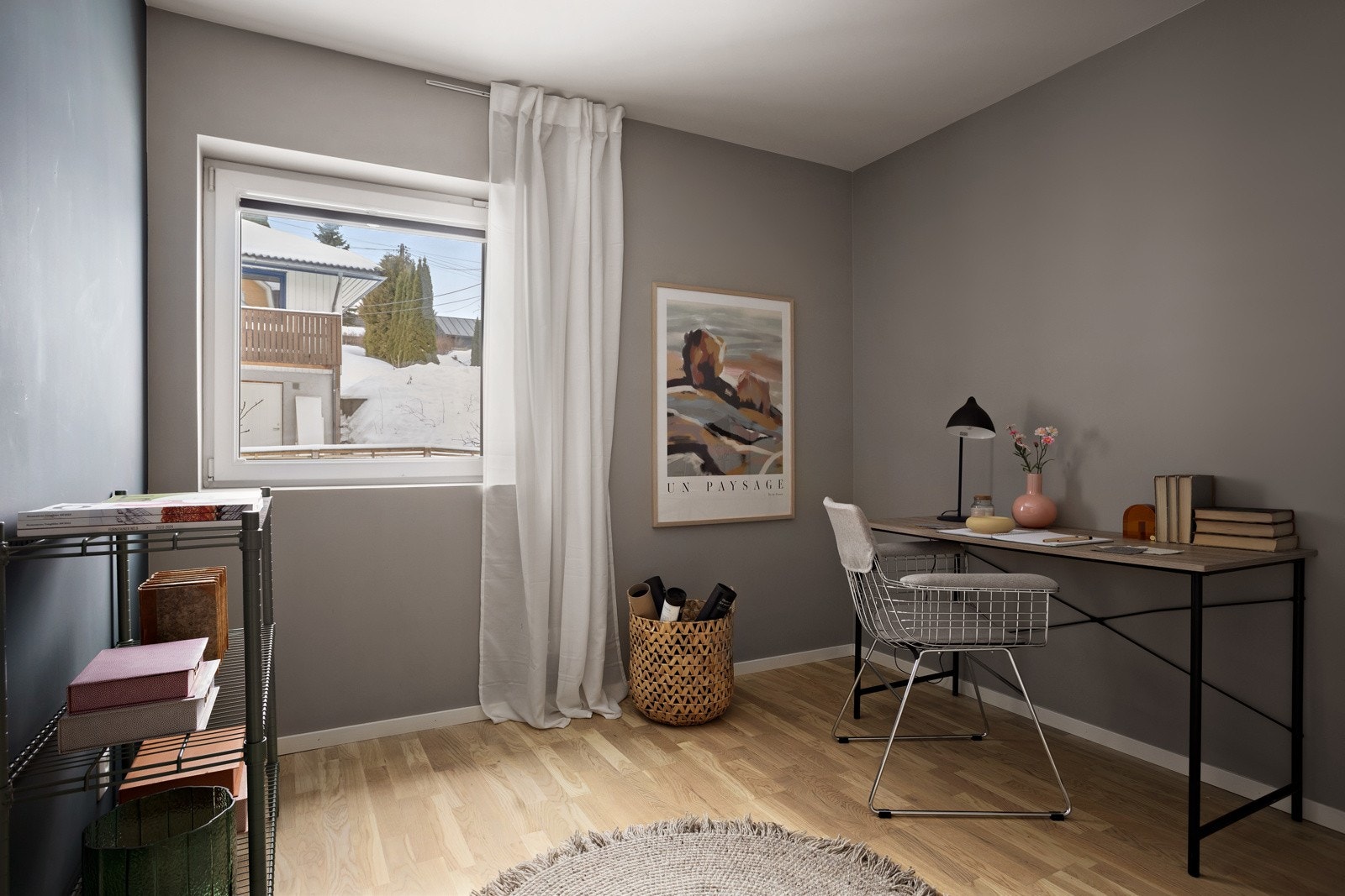 Romslig soverom med god plass til dobbeltseng med tilhørende nattbord. Det store vinduet slipper godt med lys og gir soverommet et luftig preg Galleribilde