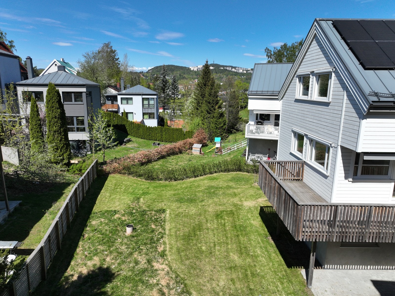 Meget lekker enebolig, nyoppført i 2018 med solcellepanel og hyggelig hage Galleribilde