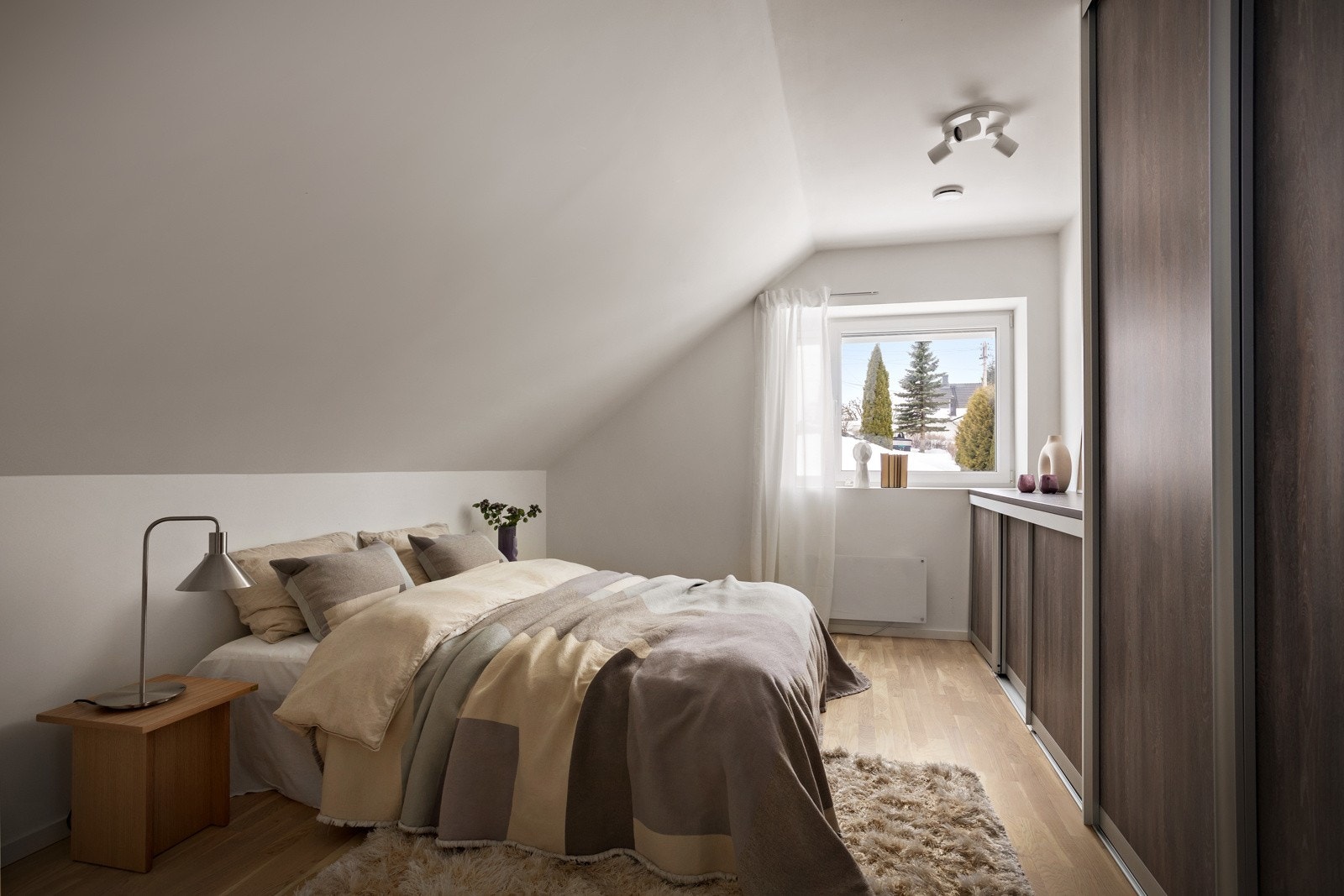 Lyst og romslig hovedsoverom med store vinduer som slipper inn godt med lys. Soverommet vender mot rolige omgivelser - her sover du helt uforstyrret samt som du får et hyggelig utsyn Galleribilde