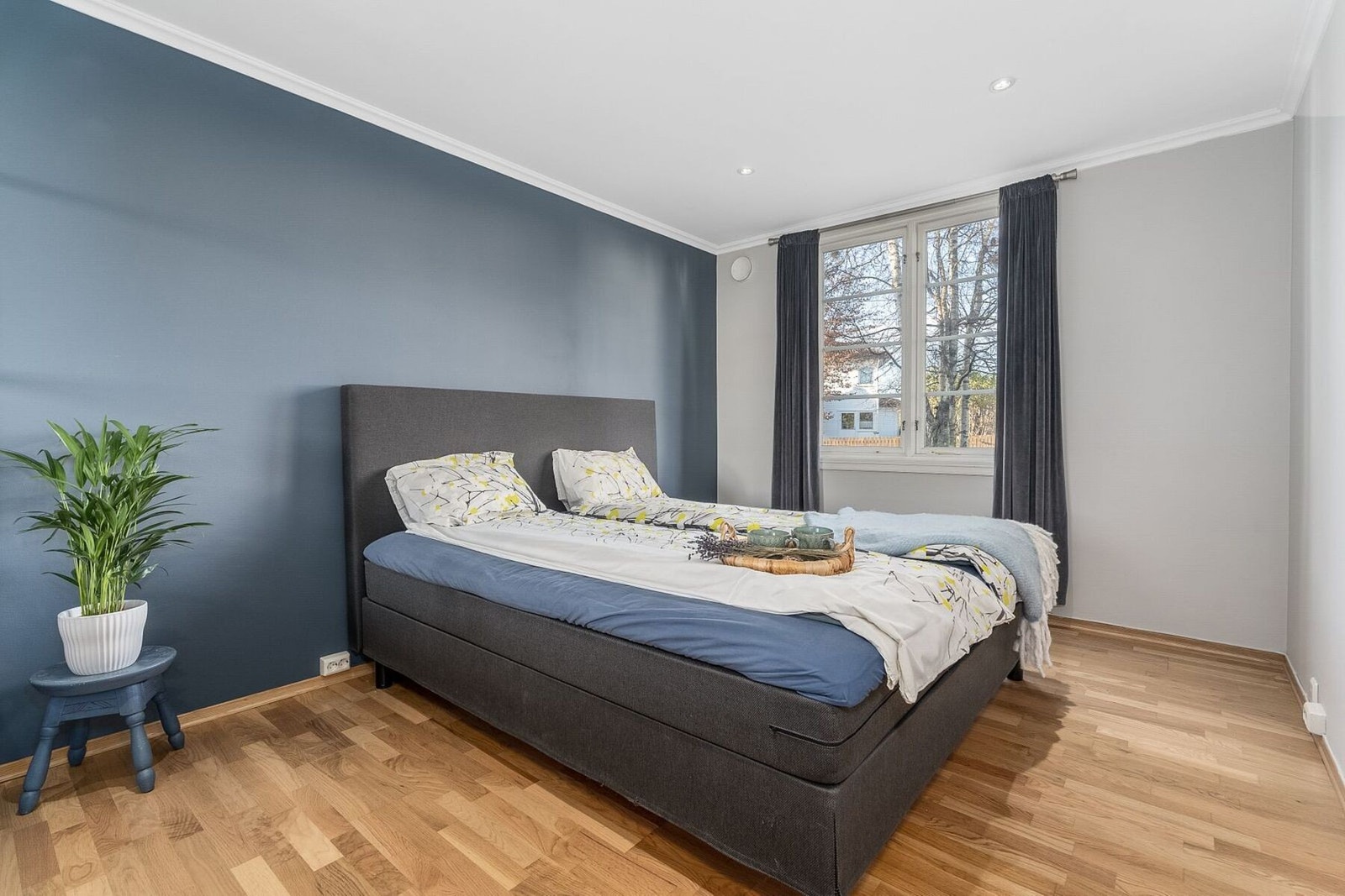 Soverommet holder god størrelse og har flott garderobe Galleribilde