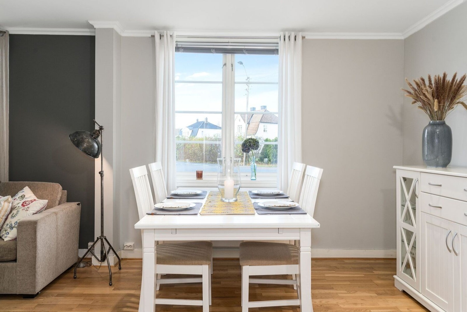 Store vindusflater gjør dette til en lys og lekker leilighet Galleribilde