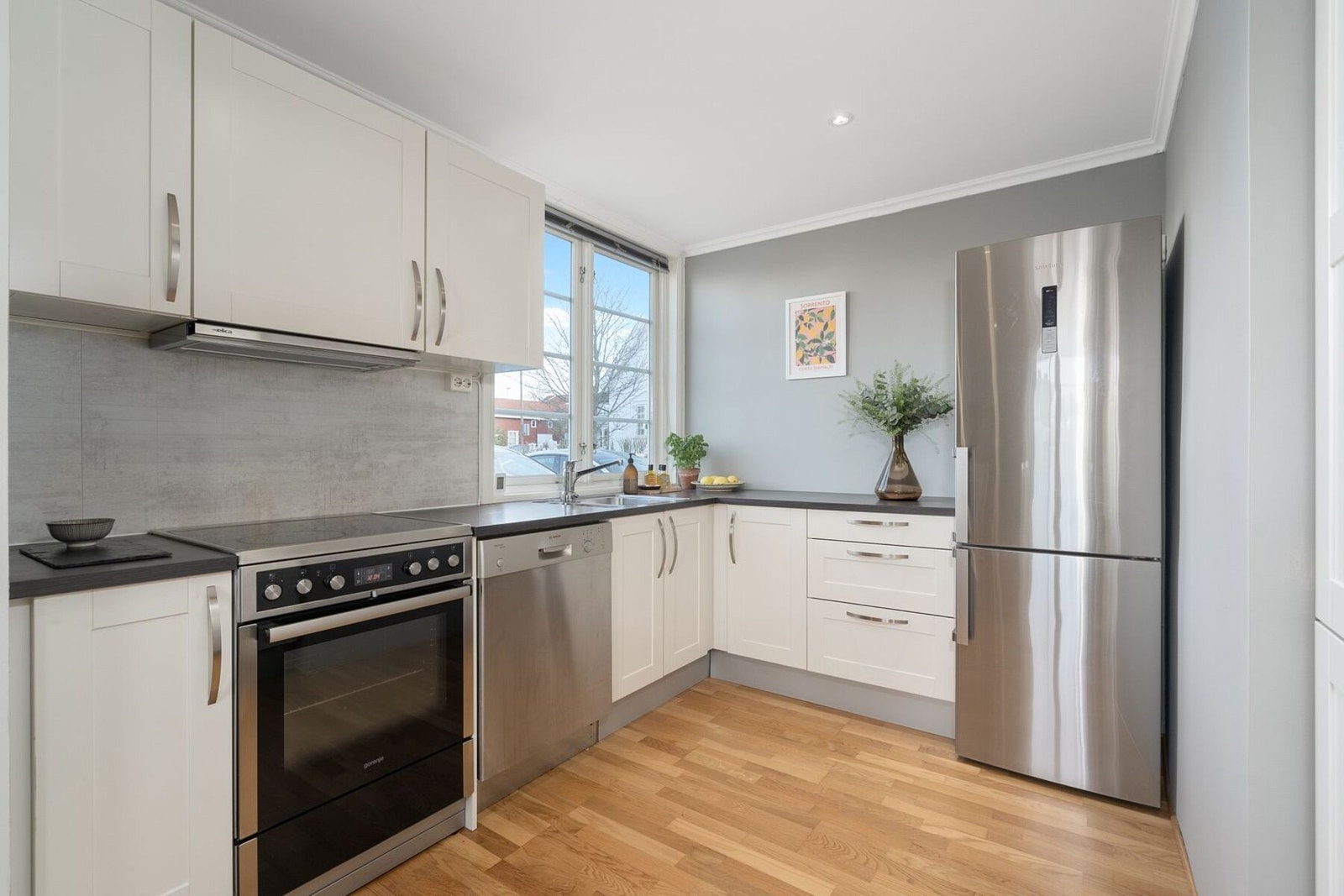 Kjøkkenet har godt med skap- og benkeplass Galleribilde