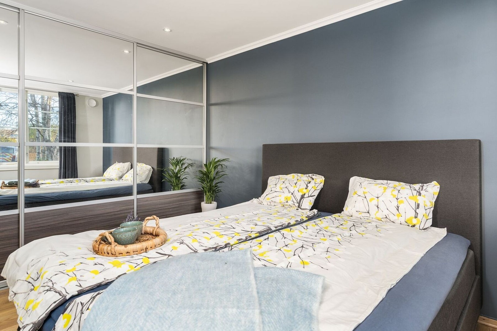 Stor skyvedørsgarderobe på soverommet Galleribilde