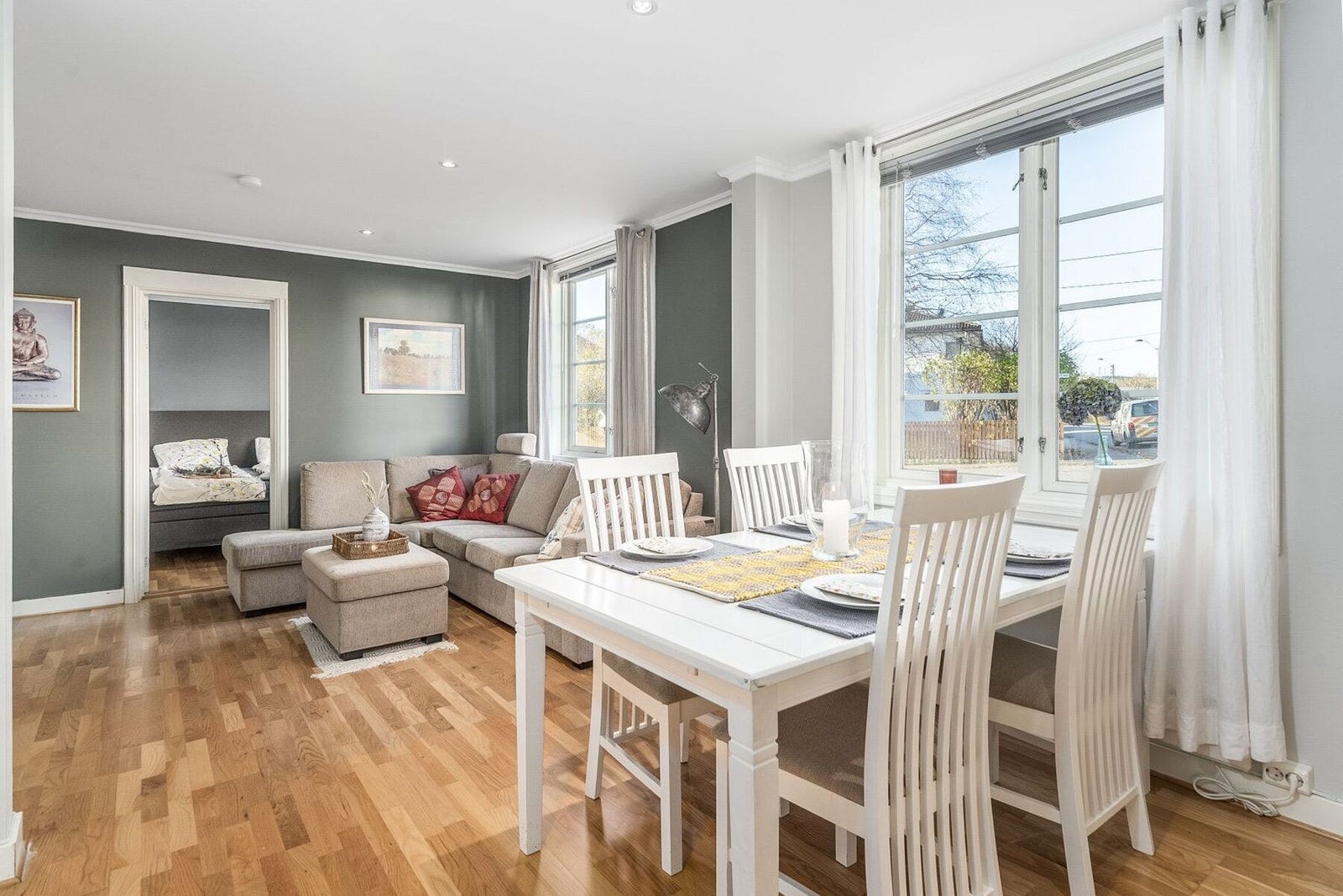 Stuen har god plass til både sofagruppe og spisestue Galleribilde