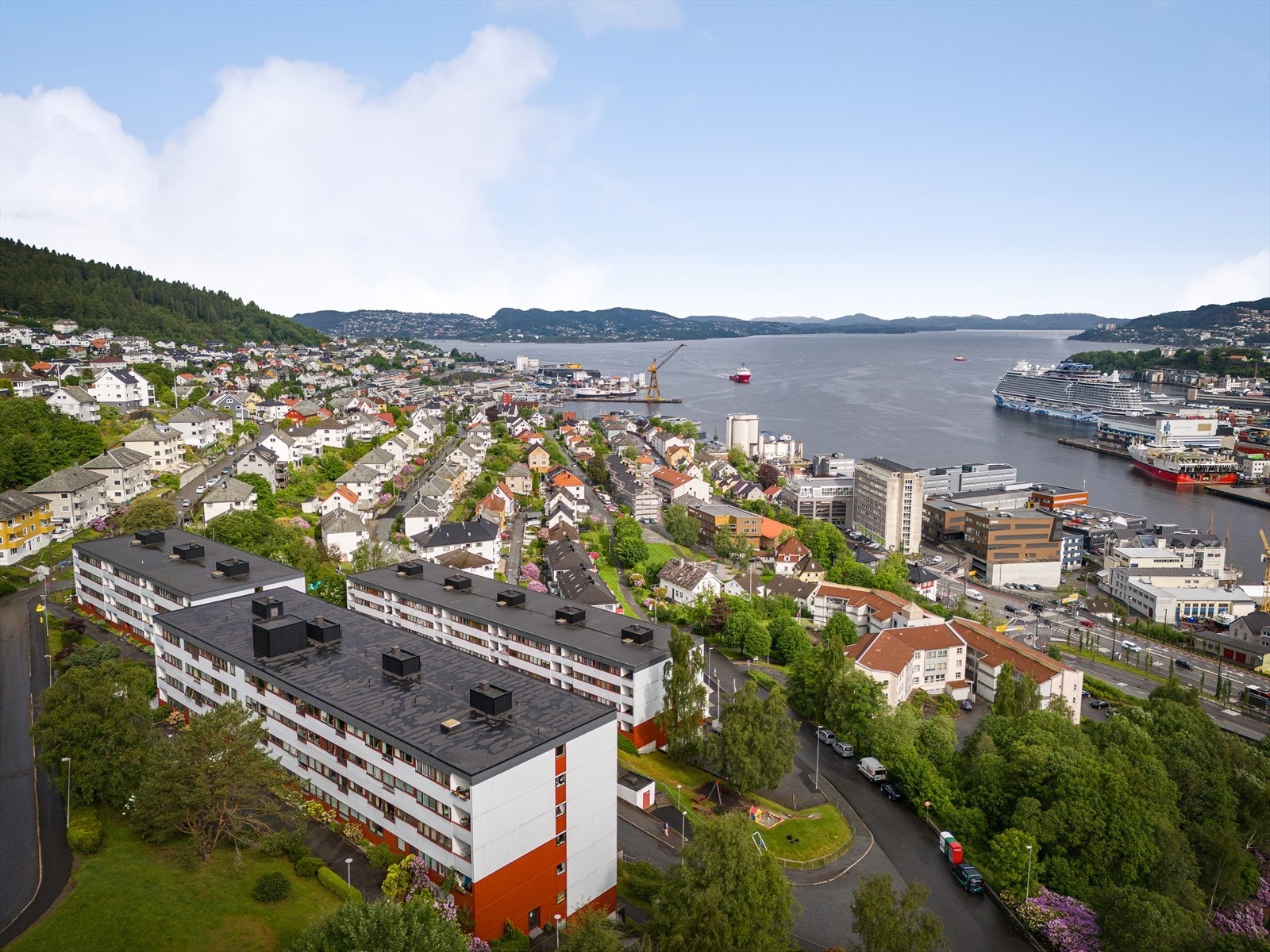 Boligen fligger høyt og fint i terrenget med en matbutikk like på nedsiden Galleribilde