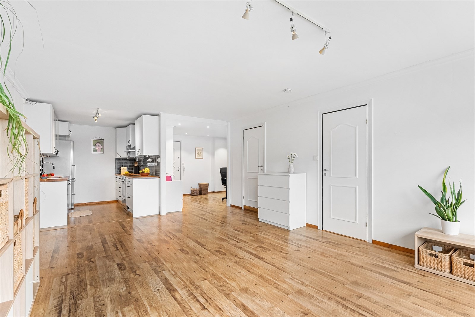 Romslig stue med plass til både sofagruppe og sofagruppe Galleribilde