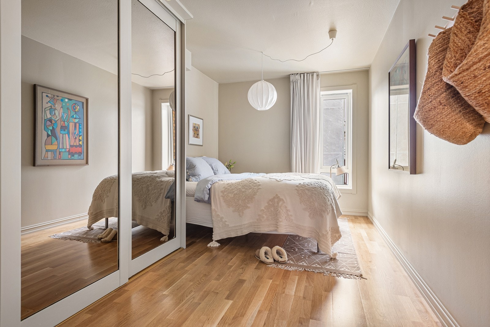 Romslig hovedsoverom med stor garderobe Galleribilde