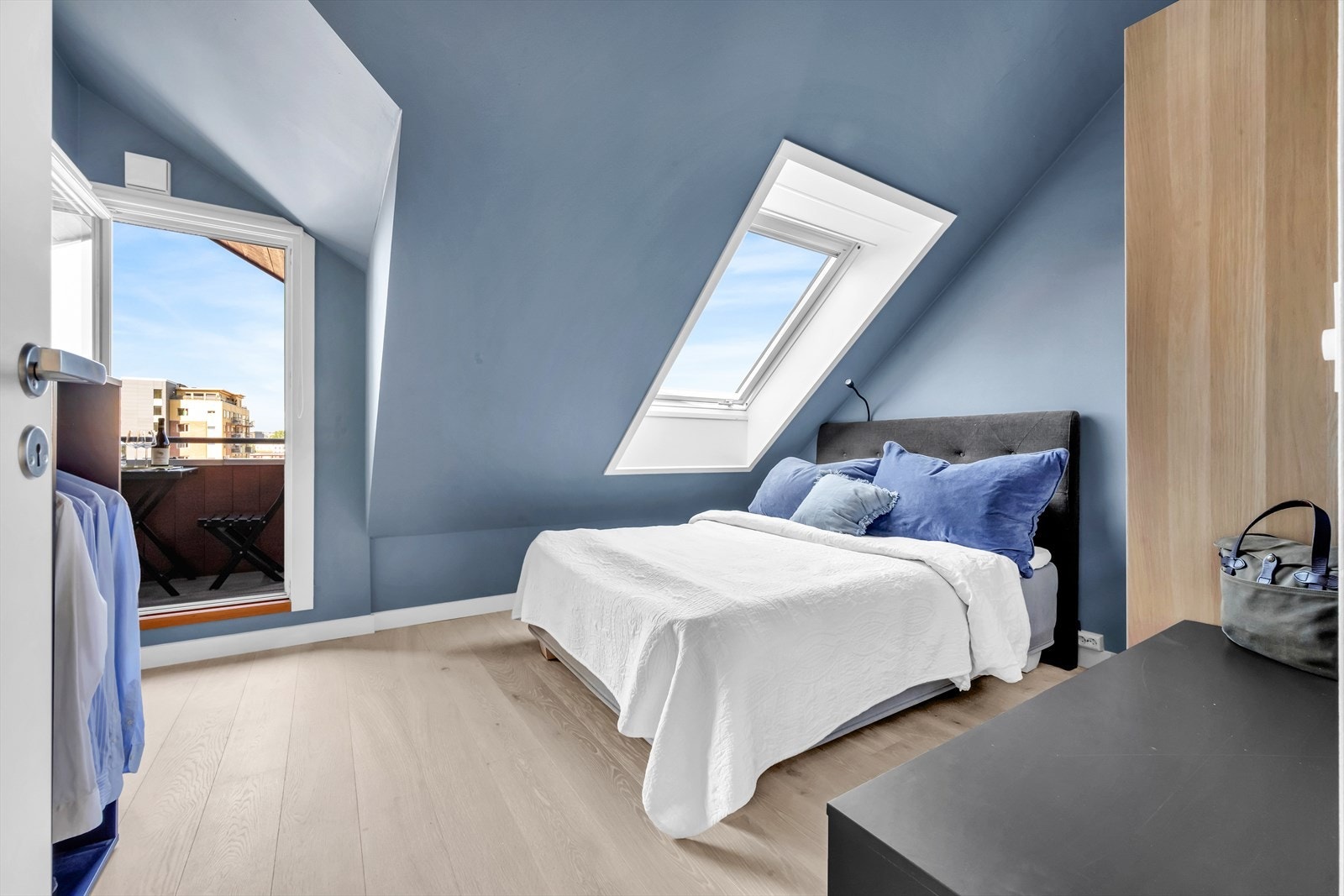 Fra soverommet er det utgang til en koselig balkong på 3 m² Galleribilde
