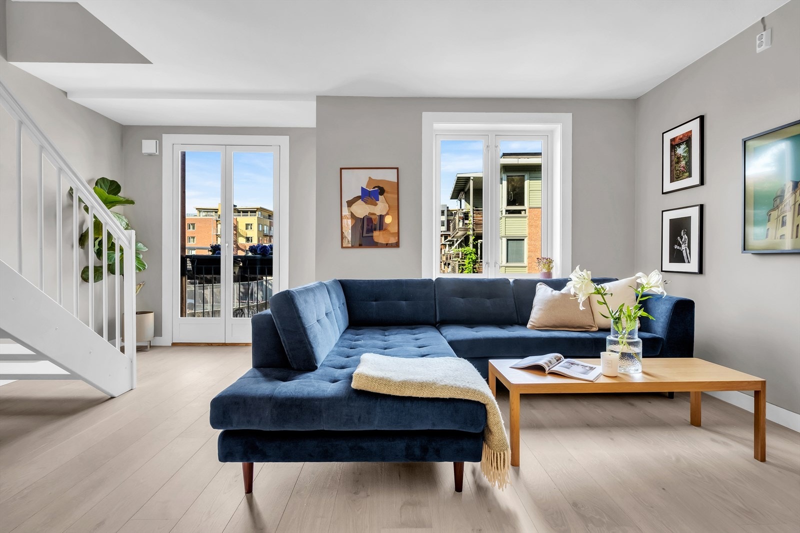 Stuen er lys og romslig med store vindusflater som slipper inn godt med naturlig lys Galleribilde
